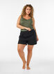 Top en viscose avec bord en dentelle, Vert, Model image number 1