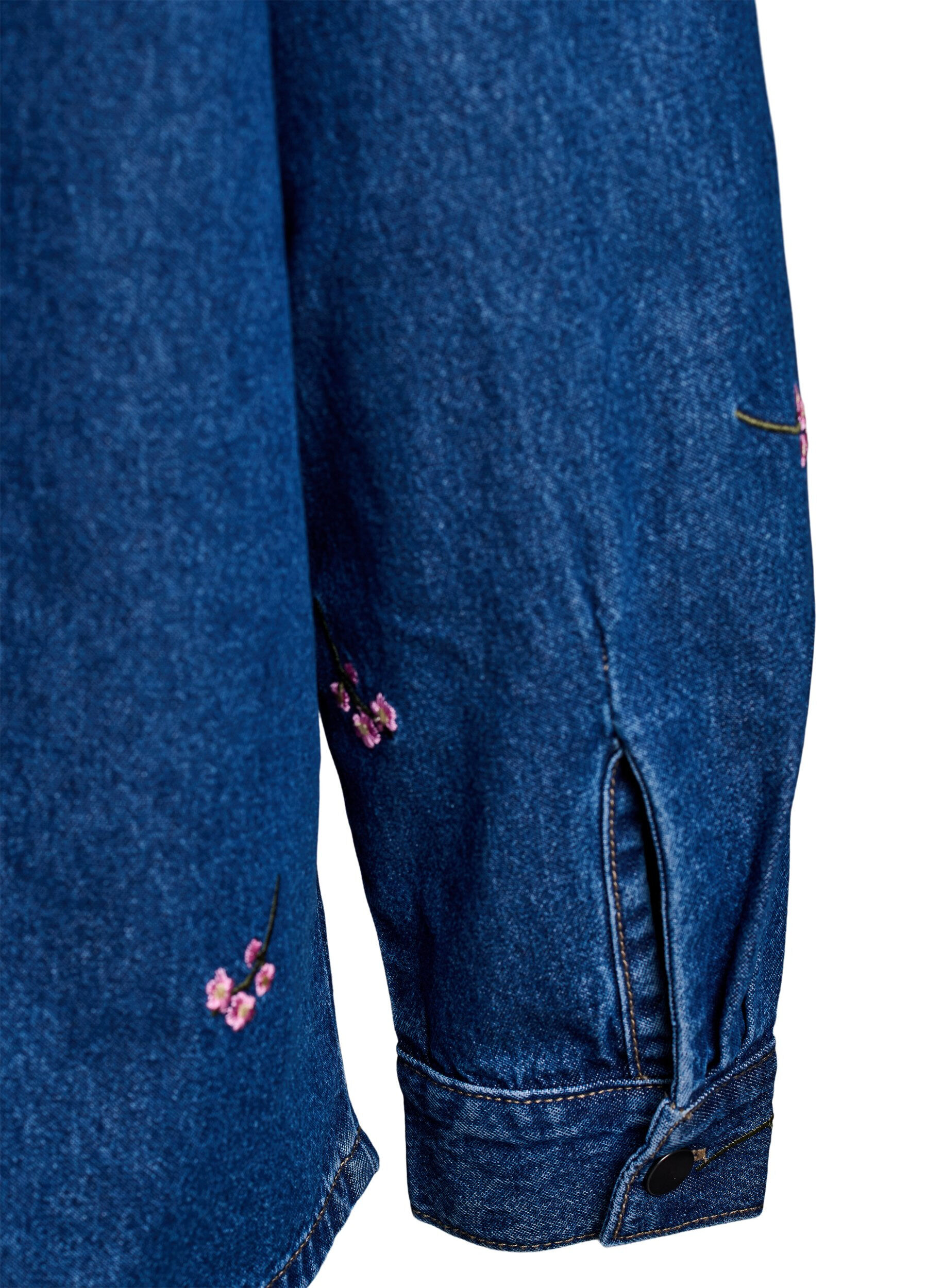 Zizzi Chemise en denim avec des fraises brod&eacute;es, Bleu, Packshot image number 3