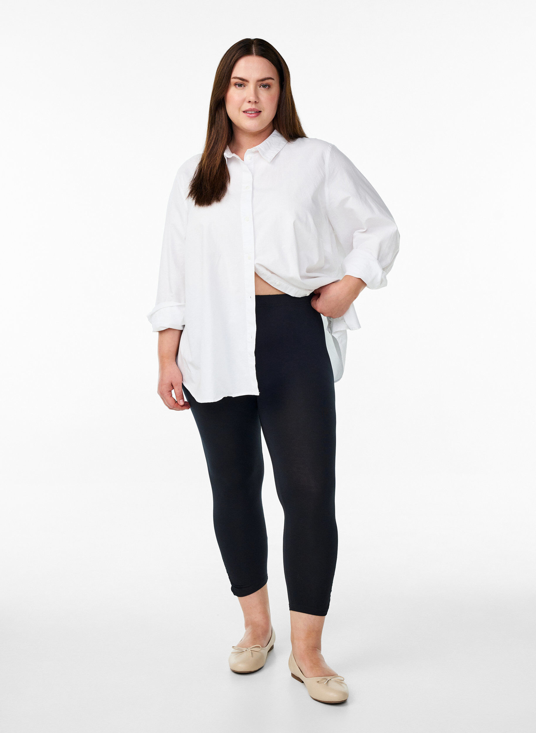 Zizzi Leggings basiques 3/4 avec d&eacute;tails fronc&eacute;s, Noir, Model image number 1
