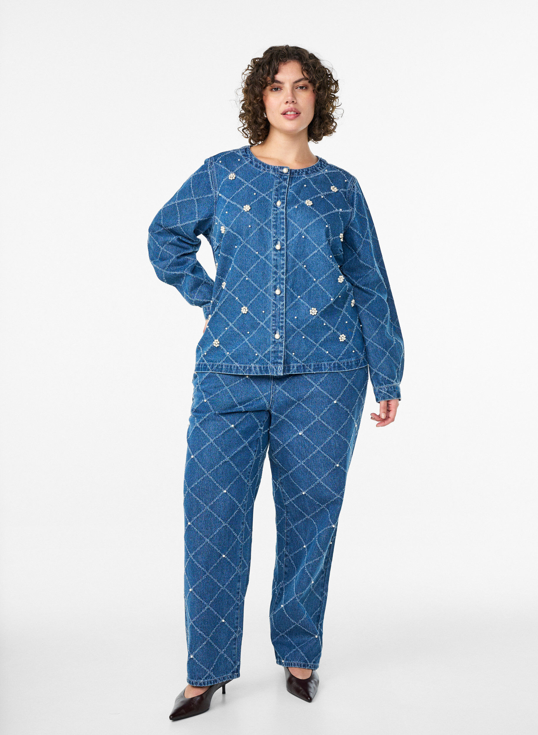 Zizzi Chemise en jean avec effet destroy et d&eacute;tails nacr&eacute;s, Bleu Clair, Model image number 1