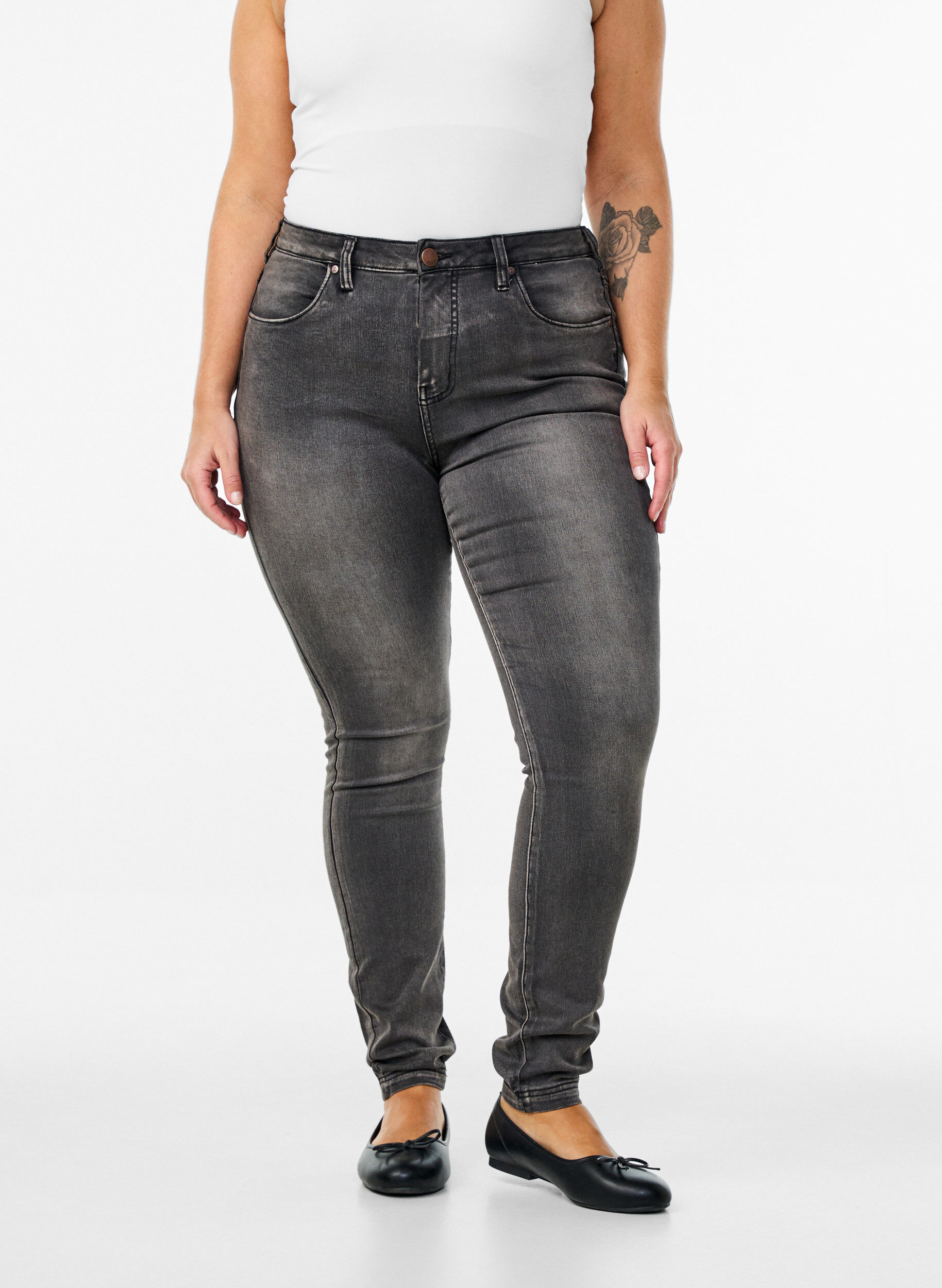 Zizzi Jean Amy super slim &agrave; taille haute, Dark Grey Denim, Model image number 2