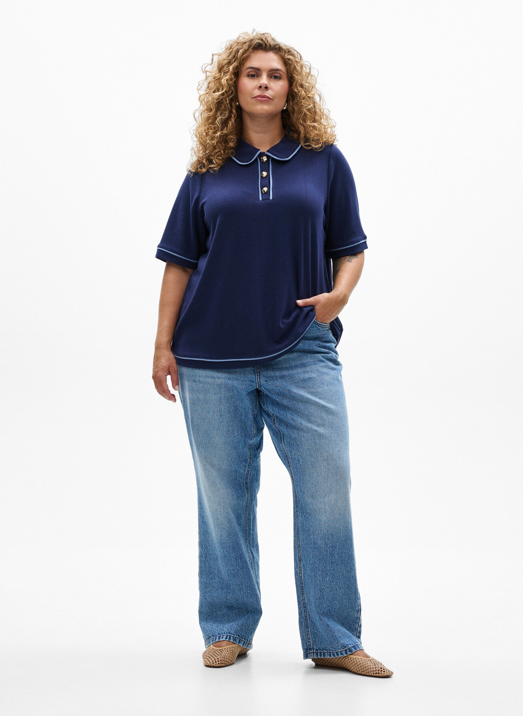 Zizzi Polo en jersey avec finitions contrast&eacute;es, Bleu, Model image number 1