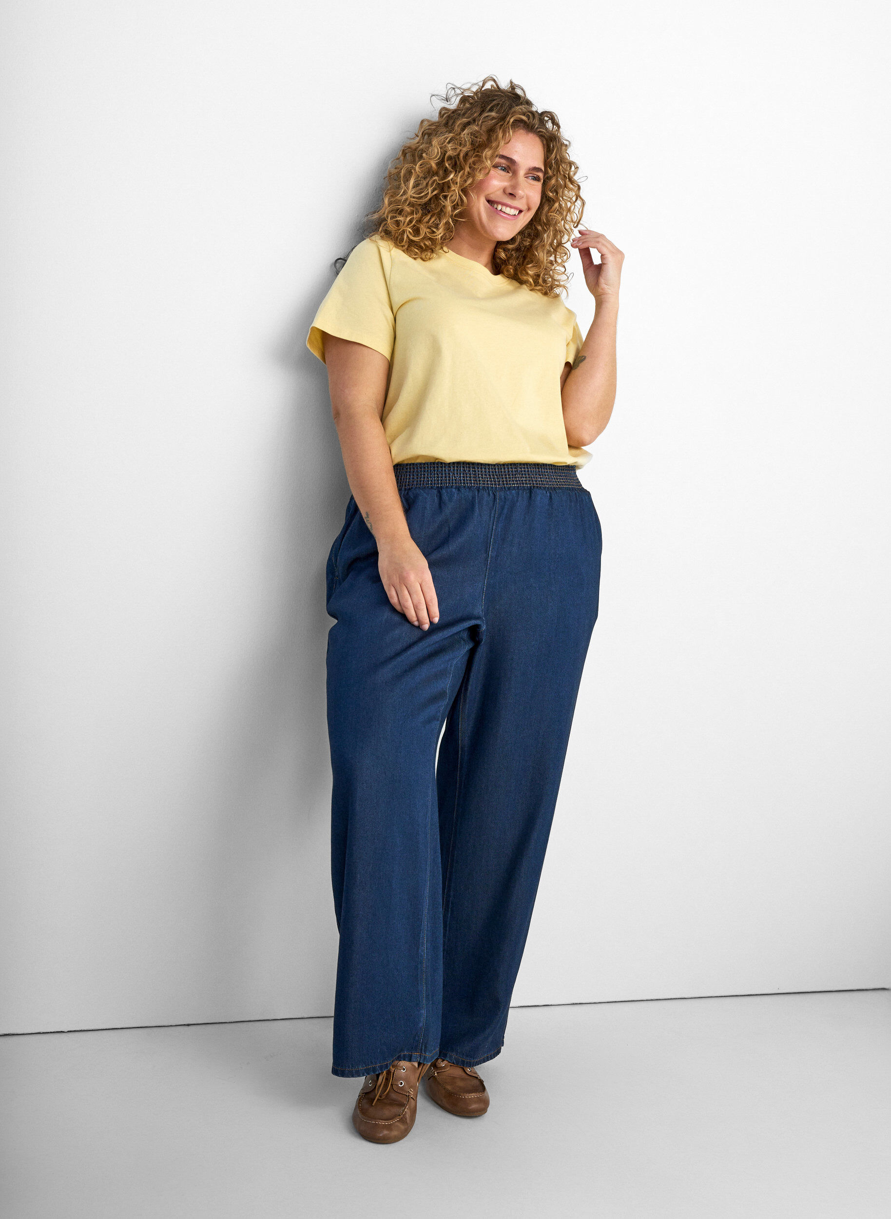 ZizziT-shirt basique en coton &agrave; col rond, Jaune clair, Model image number 3