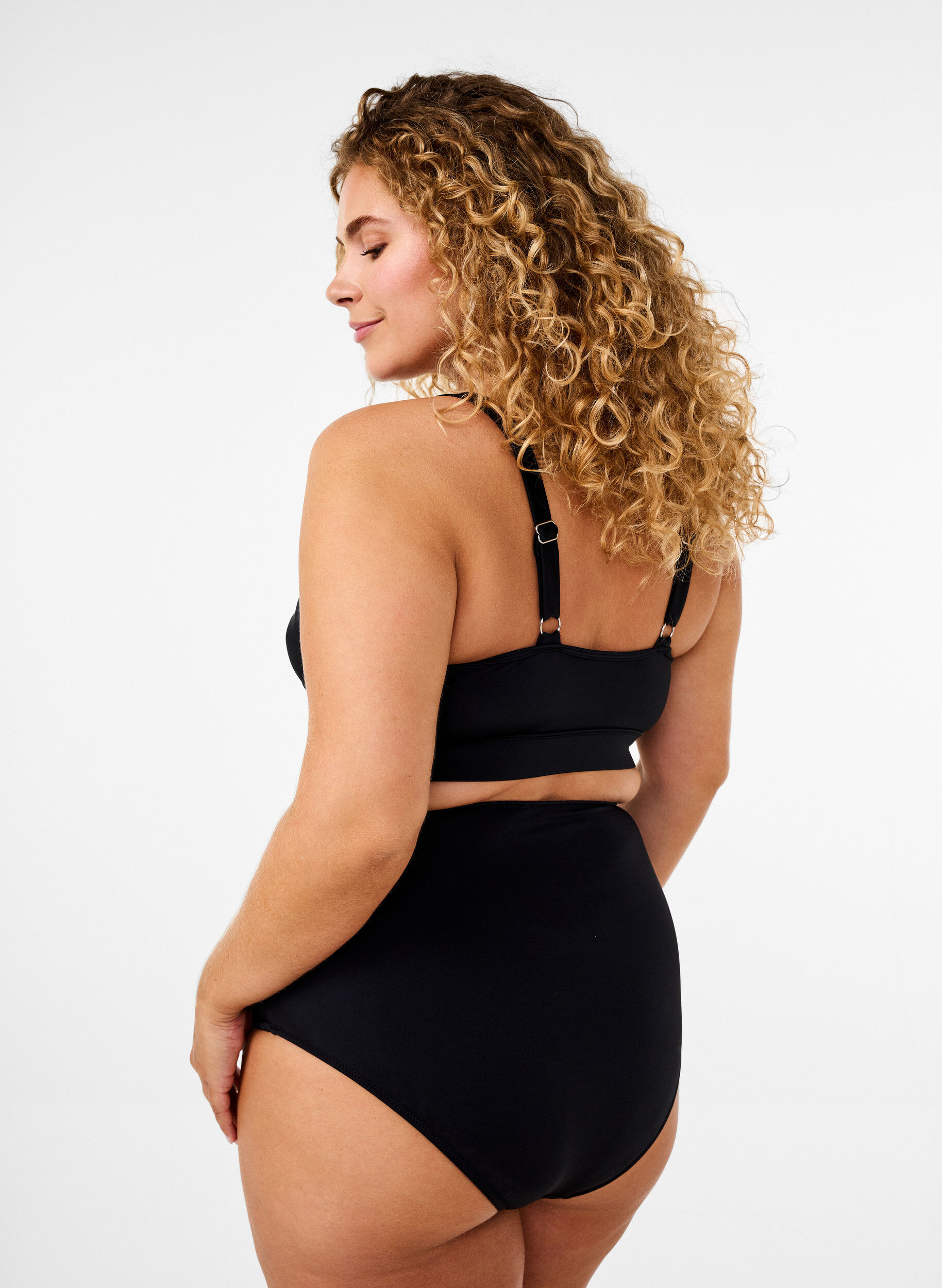 ZizziHaut de bikini avec volants et coussinets amovibles, Noir, Model image number 2