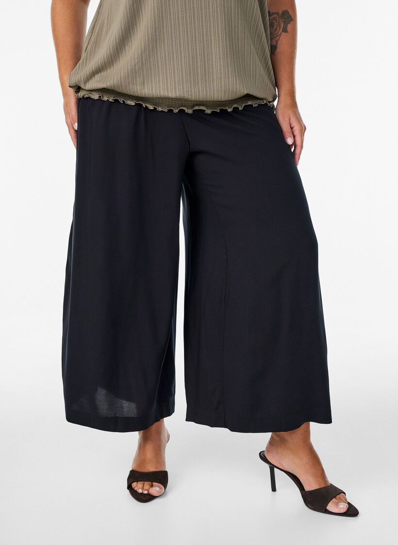 Jupe-culotte en viscose avec une taille haute et une coupe ample, Noir, Model image number 2