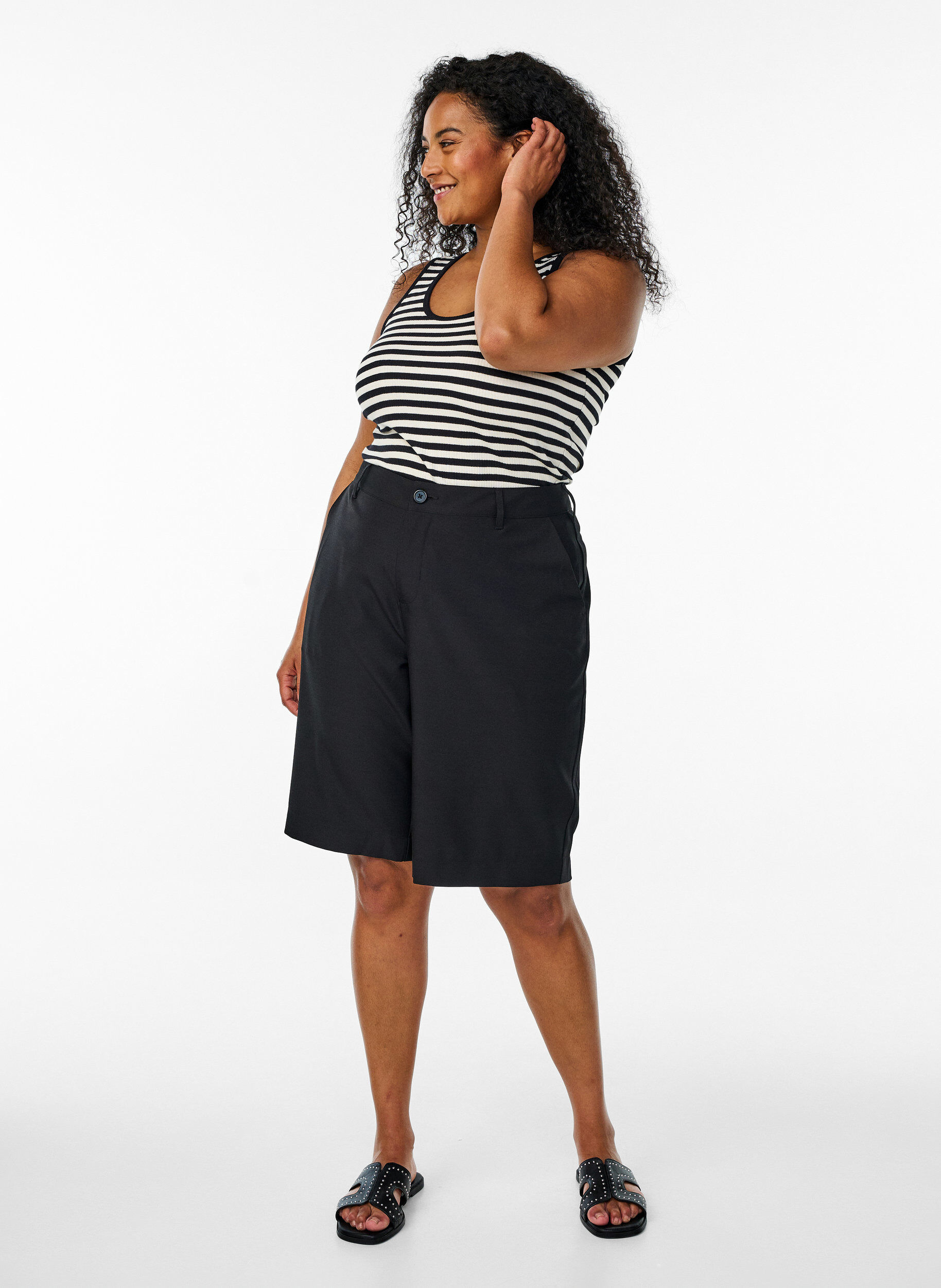 Zizzi D&eacute;bardeur &agrave; rayures avec une structure c&ocirc;tel&eacute;e, Black Snow W. Stripe, Model image number 2