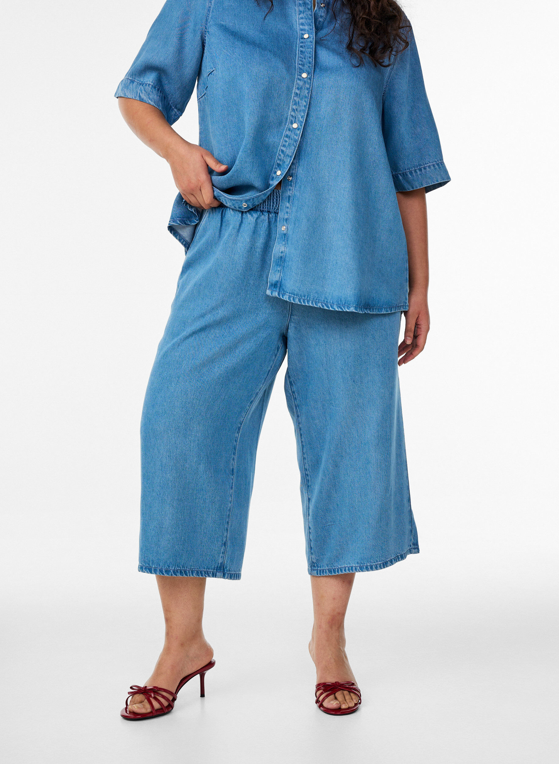 Zizzi Culotte en lyocell jambes larges aspect denim, Bleu Clair, Model image number 2