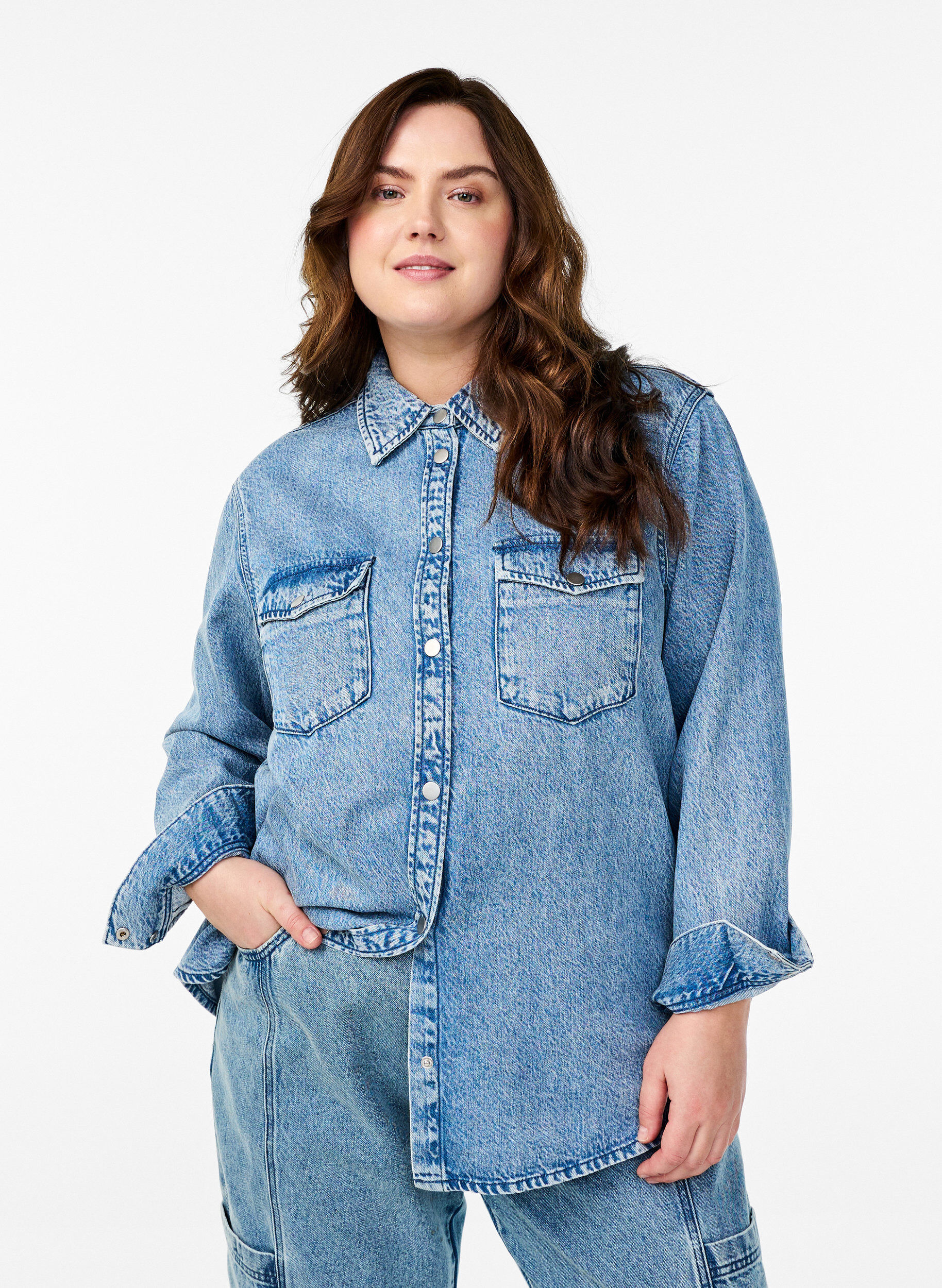 Zizzi Chemise en jean avec poches de poitrine, Bleu Clair, Model image number 0