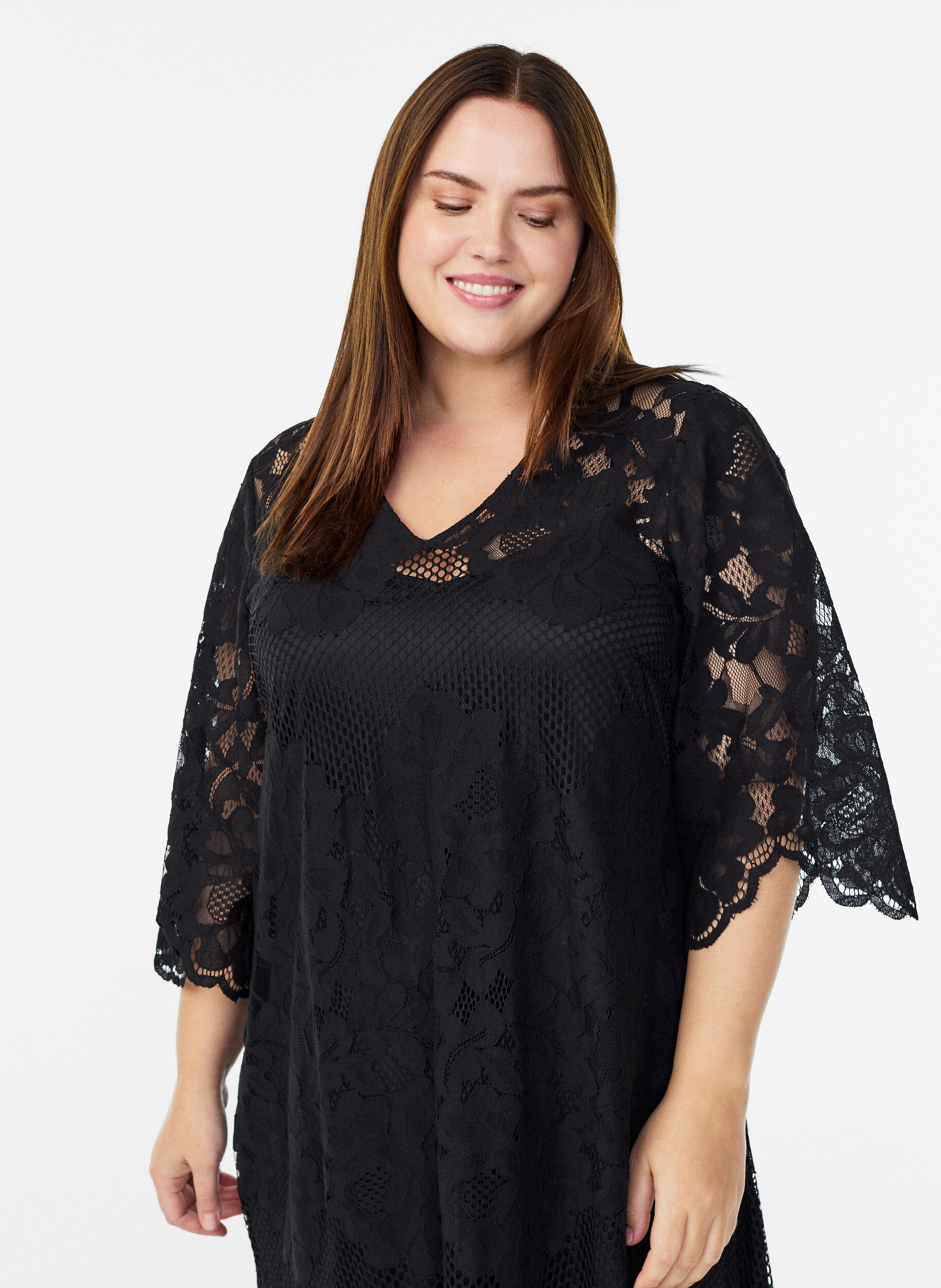 Zizzi Robe midi en dentelle avec un d&eacute;collet&eacute; en V, Noir, Model image number 2