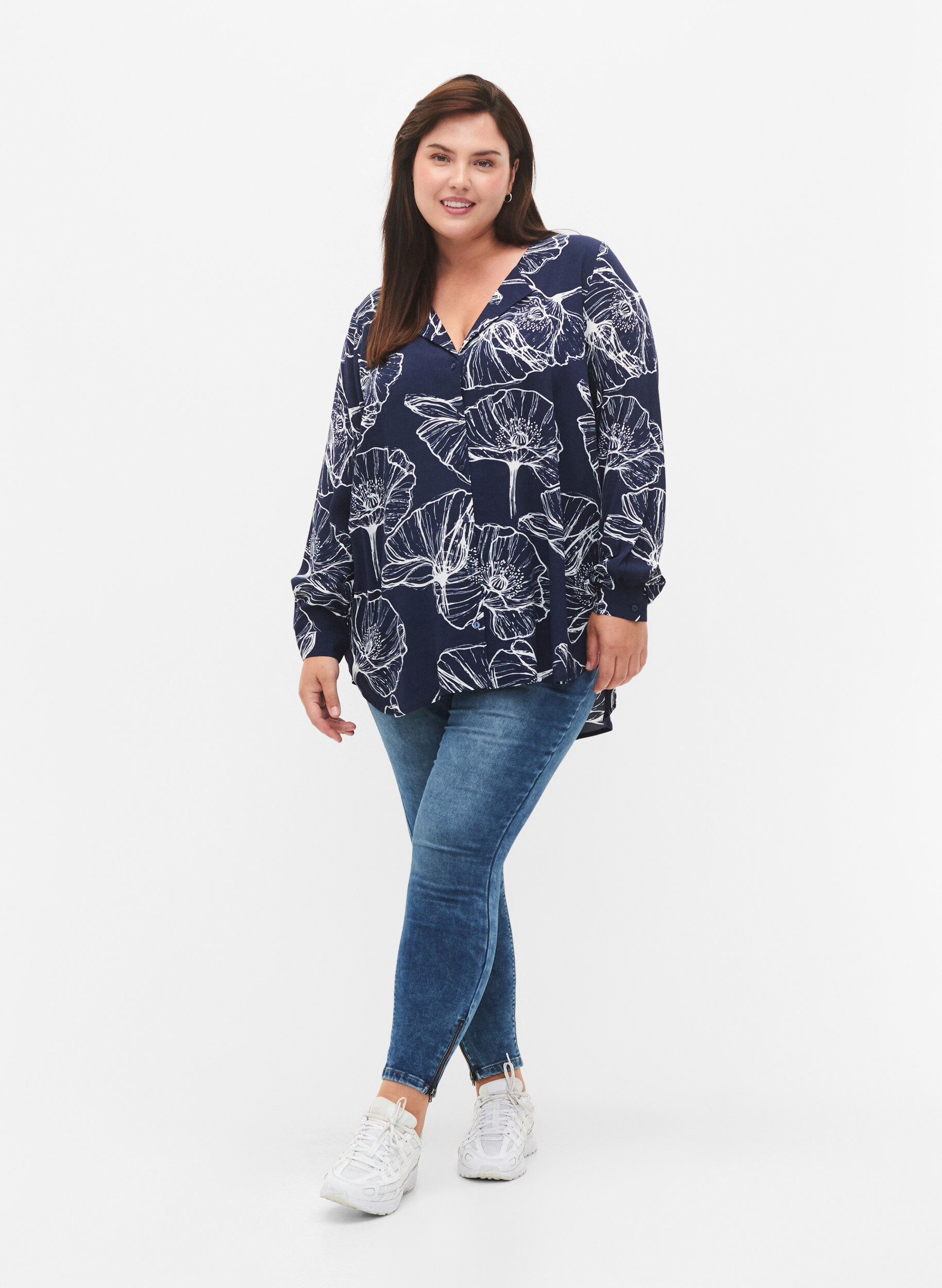 Zizzi Chemise &agrave; manches longues en viscose avec imprim&eacute; floral, Navy B./Big Fl.AOP, Model image number 2