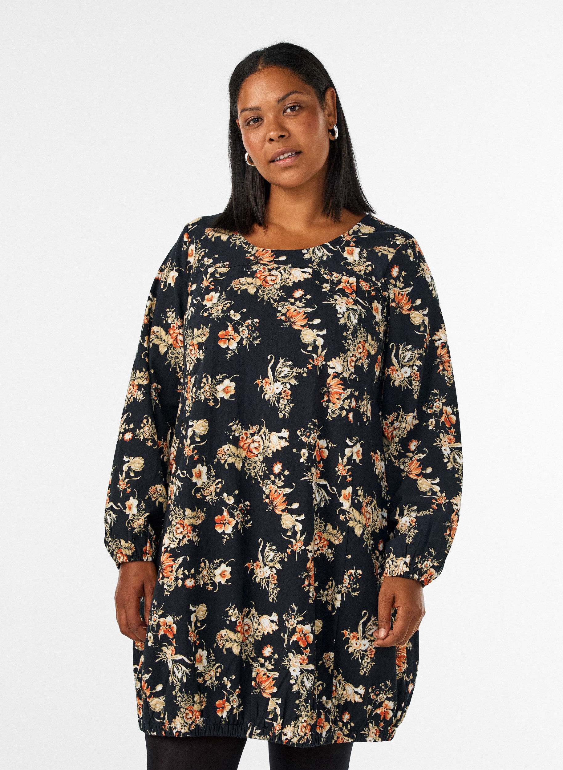 ZizziRobe courte en coton avec un ourlet &eacute;lastique et des manches longues, Noir, Model image number 0