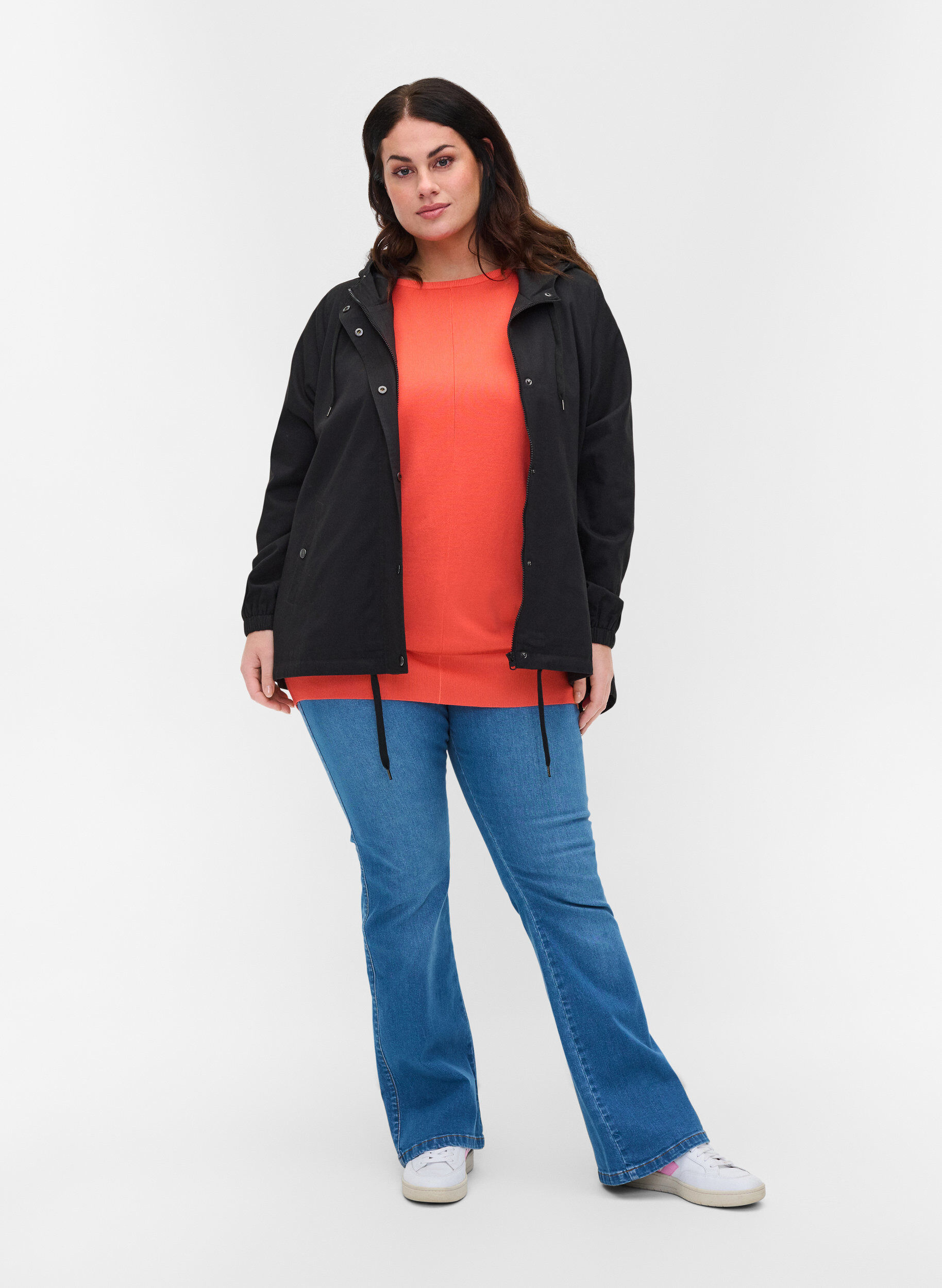 Zizzi Veste Parka courte &agrave; capuche et bas ajustable, Black, Model image number 2