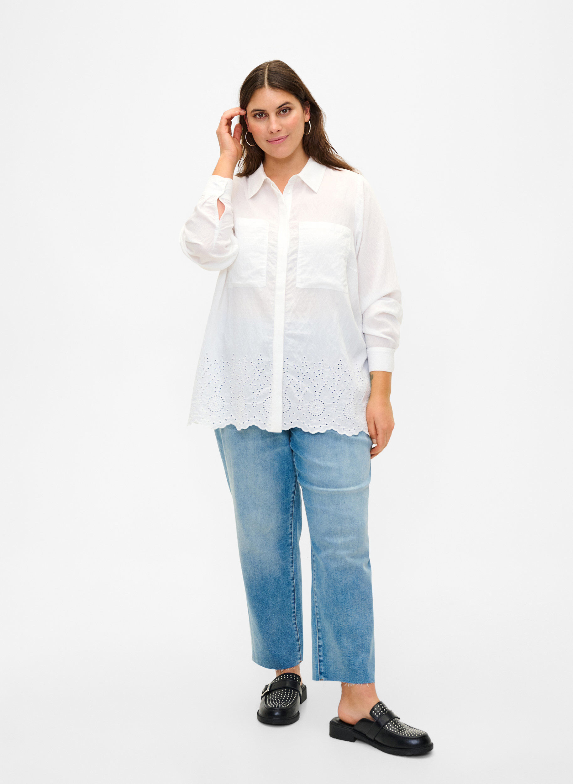 Zizzi Chemise en viscose avec broderie anglaise, Bright White, Model image number 2