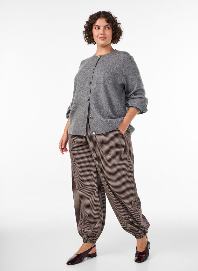 Cardigan en maille douce avec boutons dor&eacute;s, Gris, Model image number 1