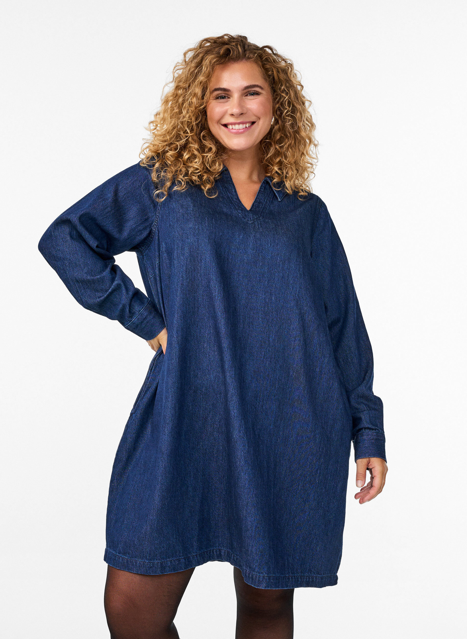 ZizziRobe courte en jean avec col et d&eacute;collet&eacute; en V, Bleu, Model image number 0