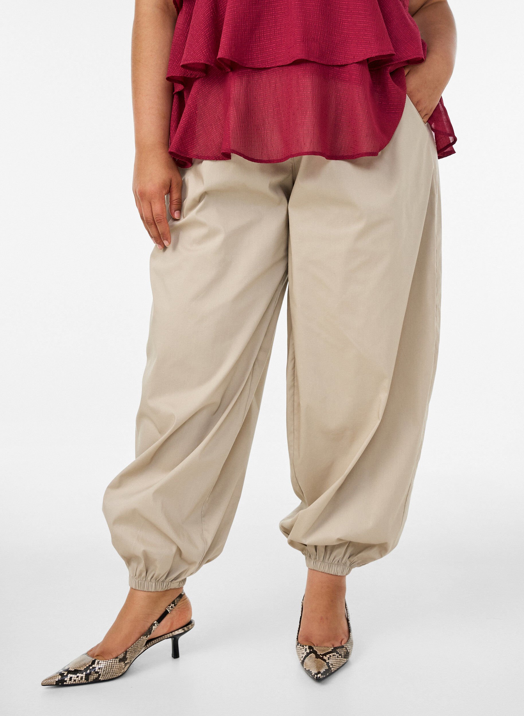 ZizziPantalon ballon avec poches et ceinture &eacute;lastique, Beige, Model image number 2