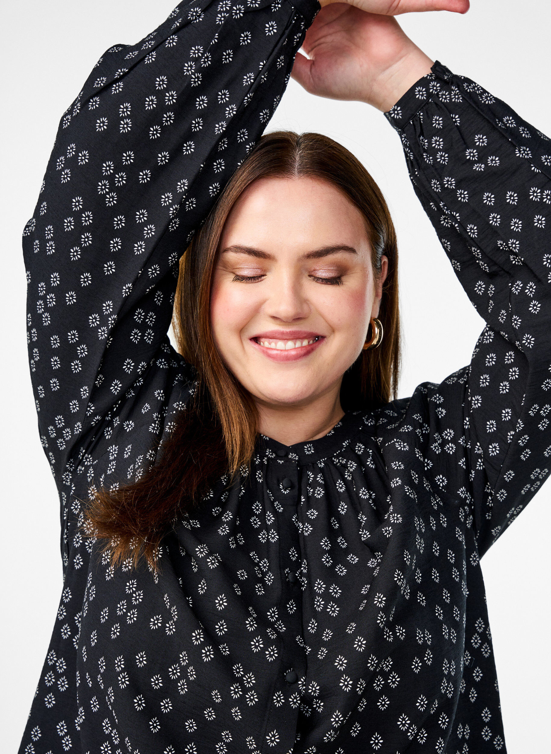 Zizzi Tunique &agrave; manches longues avec imprim&eacute; floral, Noir, Image image number 0