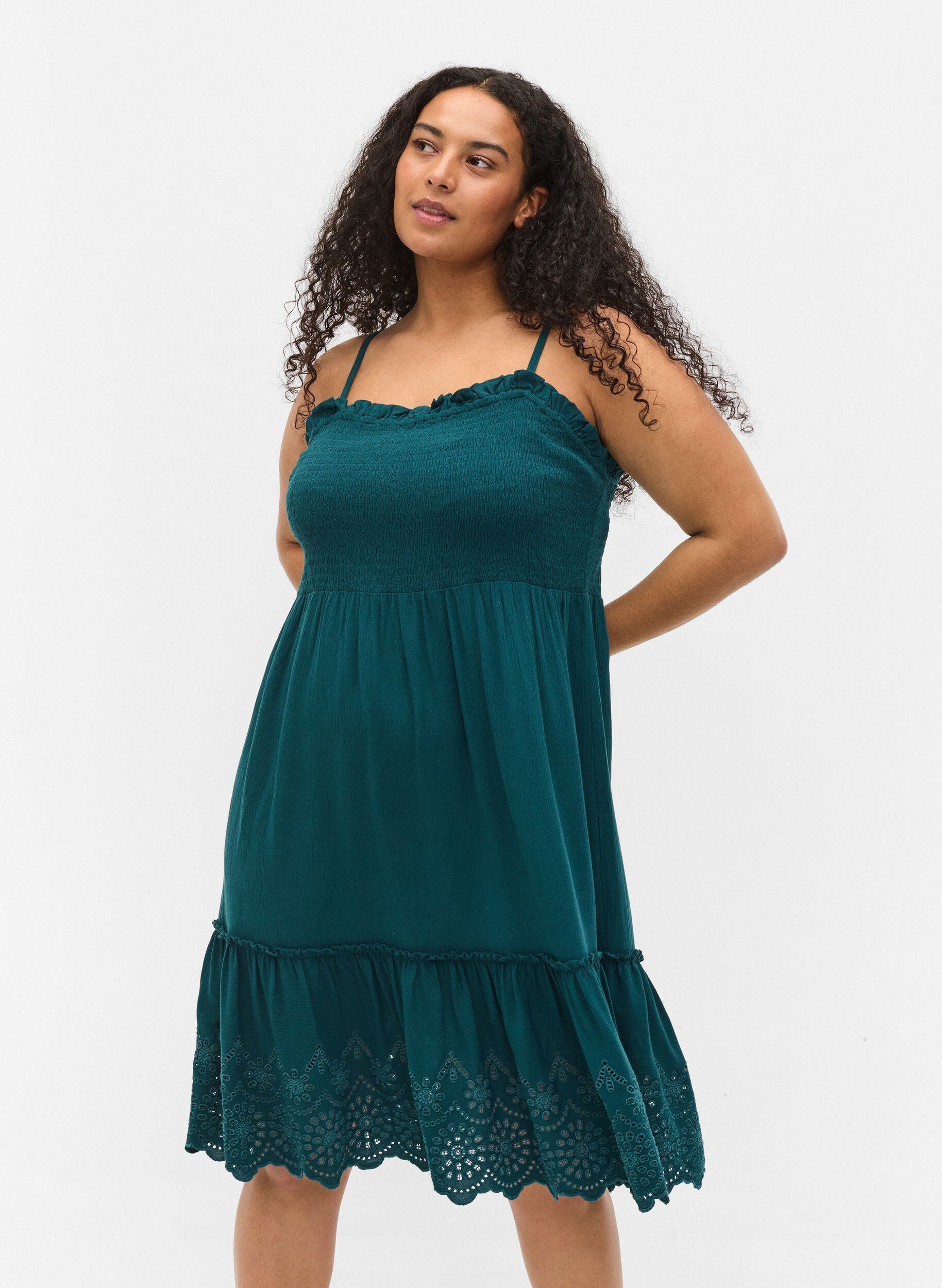 Zizzi Robe de plage &agrave; smocks en viscose avec broderie anglaise, Deep Teal, Model image number 0