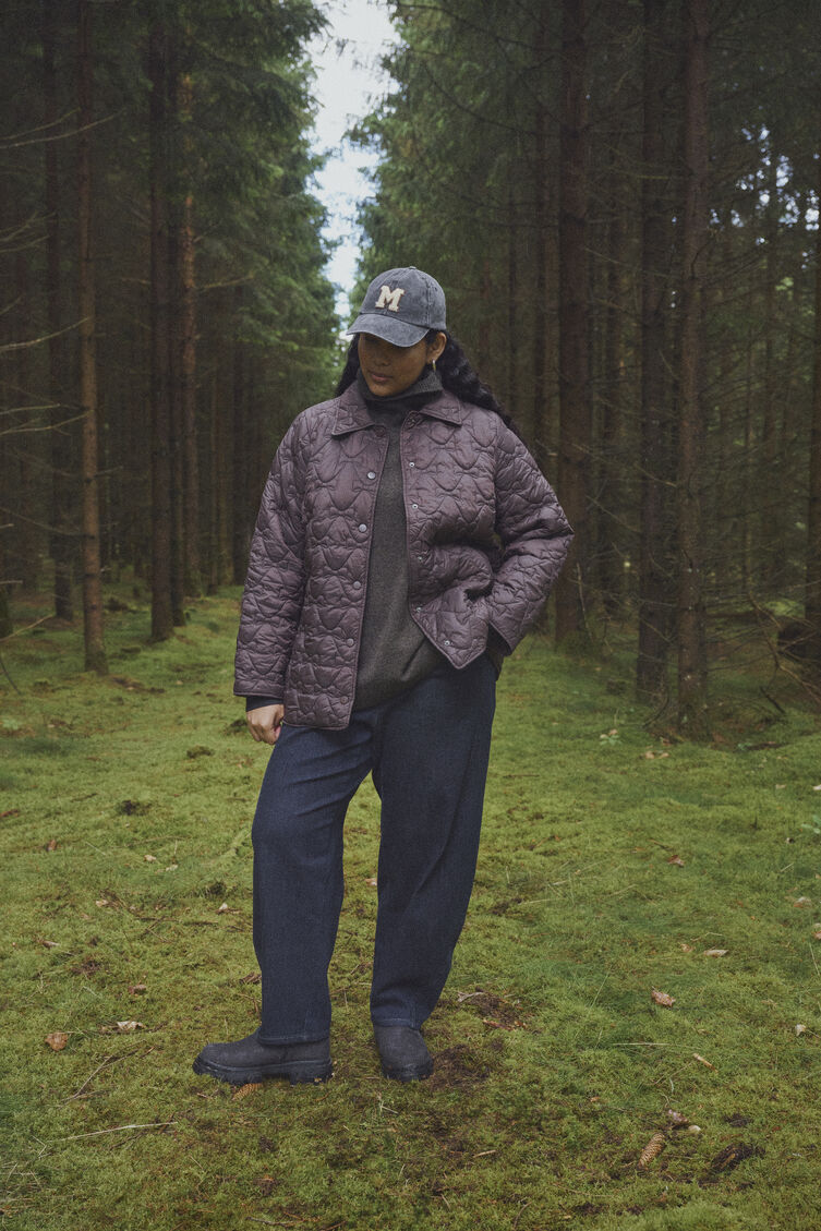 Style naturel de tous les jours dans des tons profonds, , Model