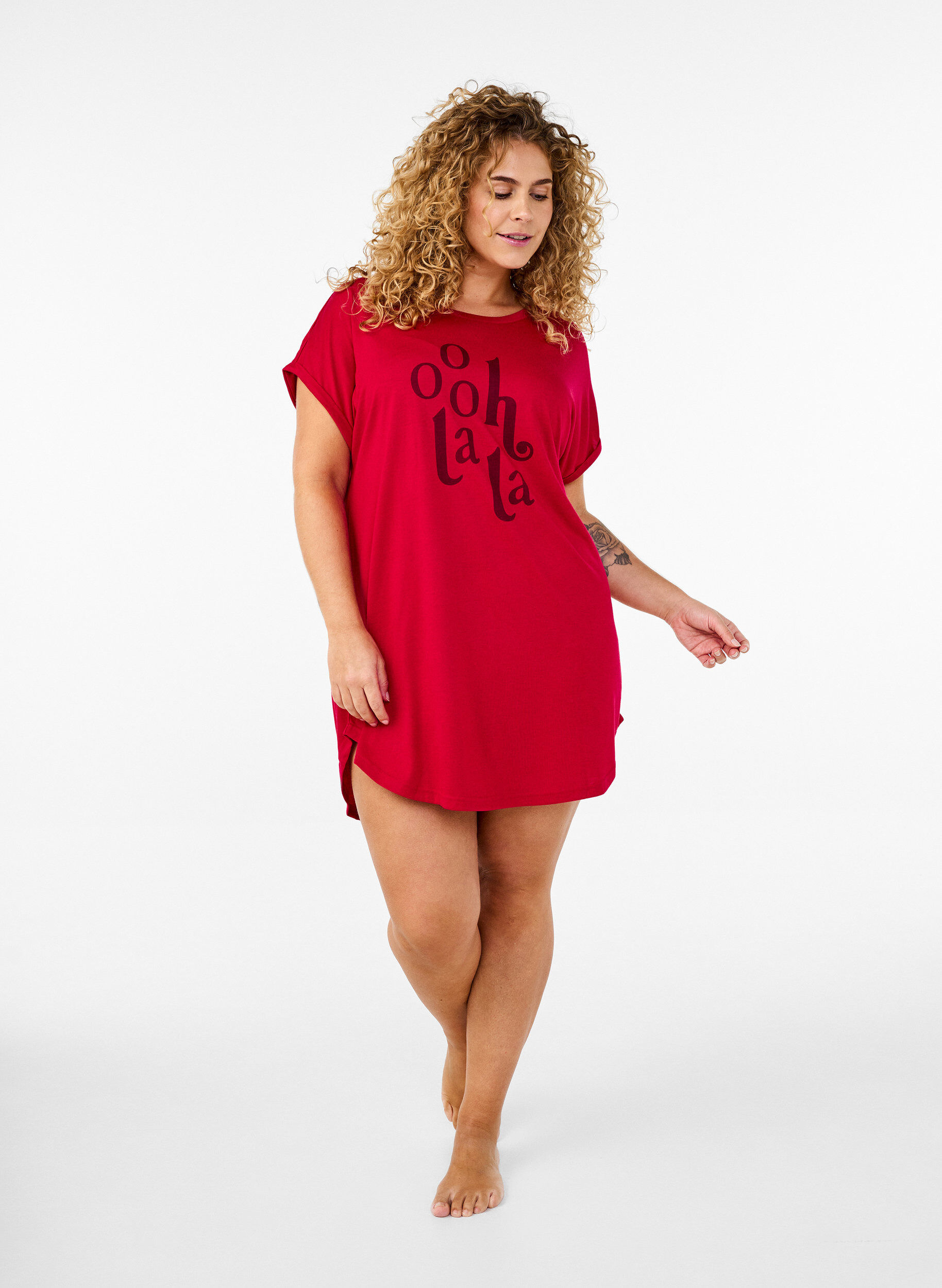 Zizzi Chemise de nuit &agrave; manches courtes avec imprim&eacute; texte, Rouge, Model image number 1