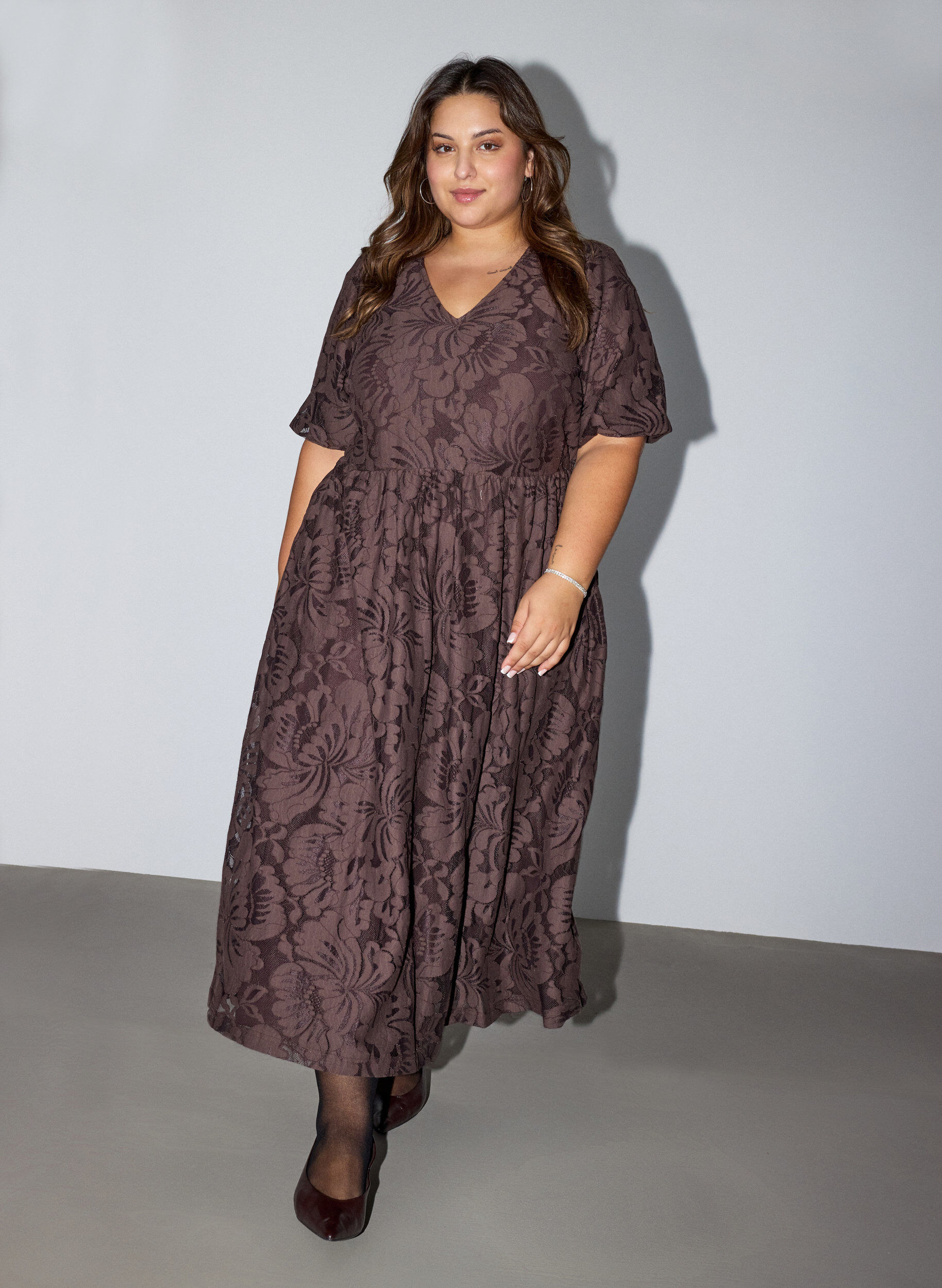Robe midi en jacquard floral, Marron, Model