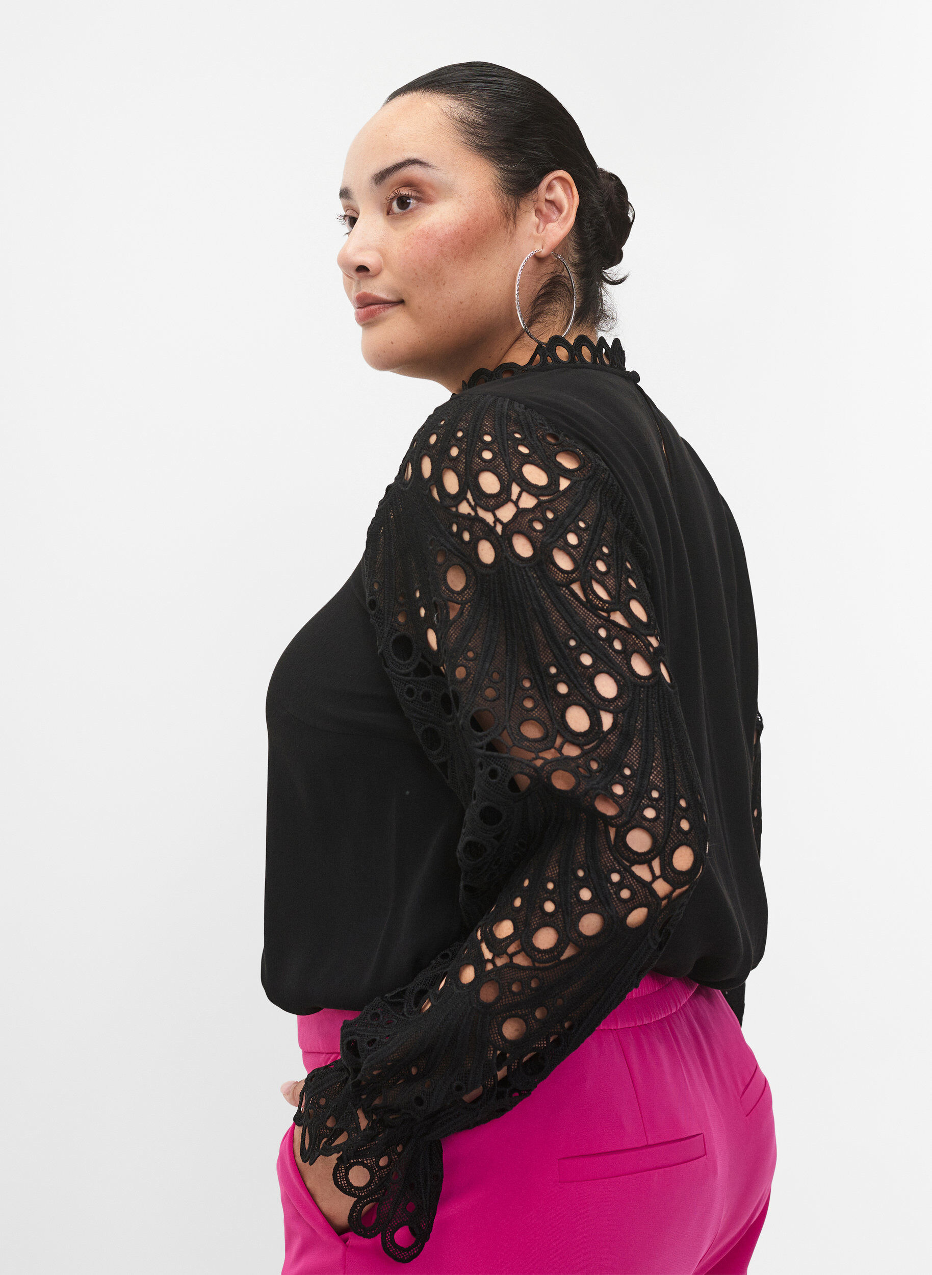 Zizzi Chemisier en viscose avec manches en crochet, Black, Model image number 2