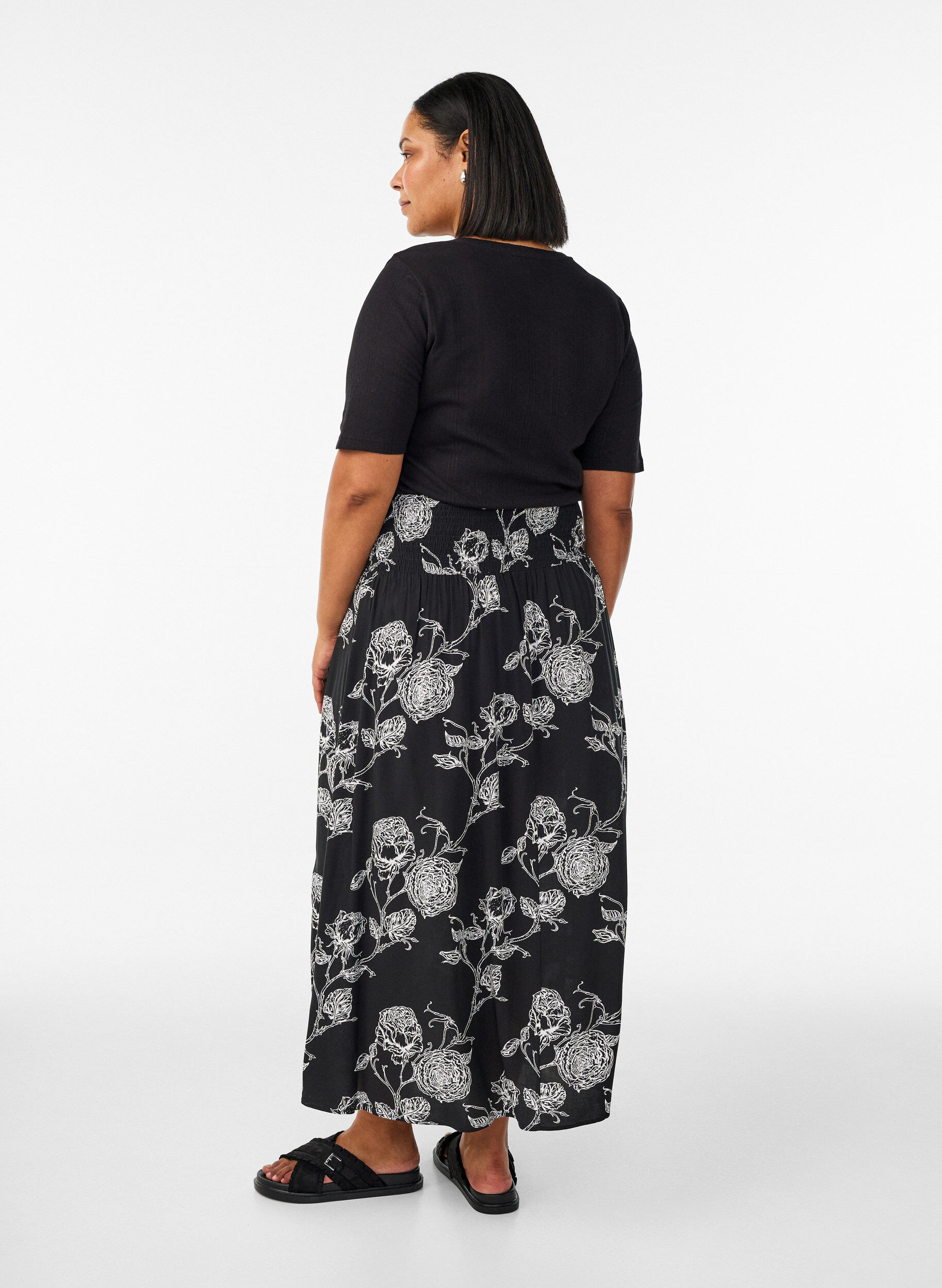 Zizzi Jupe longue en viscose avec smocks, Noir, Model image number 1