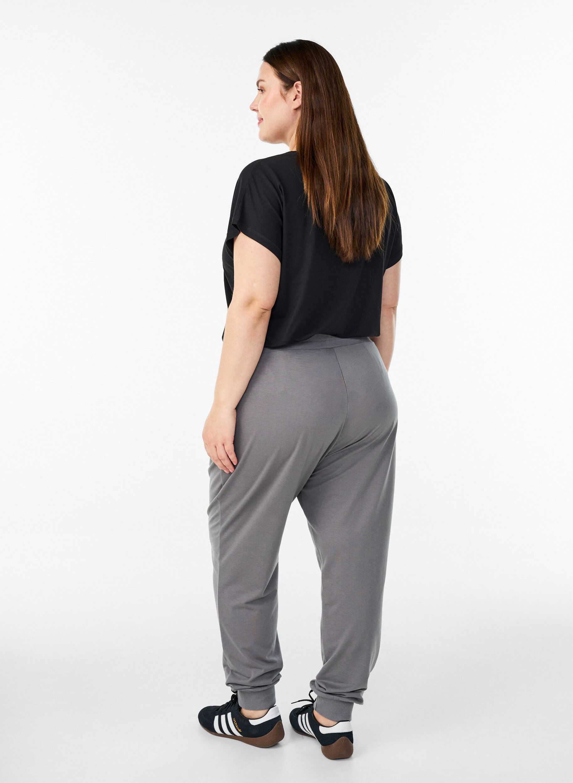 Zizzi Pantalon de surv&ecirc;tement ample avec poches, Gris, Model image number 2