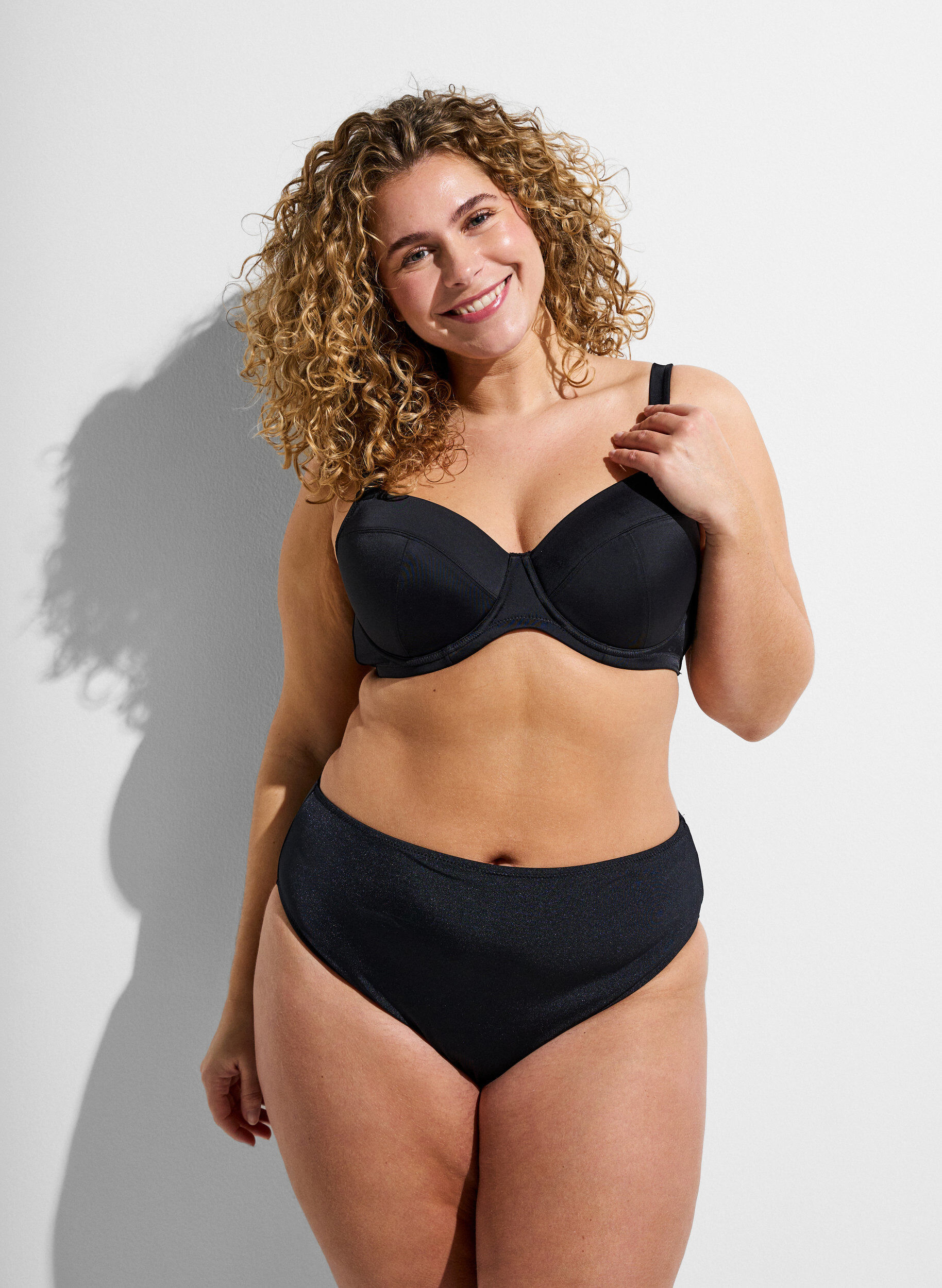 Zizzi Haut de bikini &agrave; armatures et maintien &eacute;lev&eacute;, Noir, Model image number 1