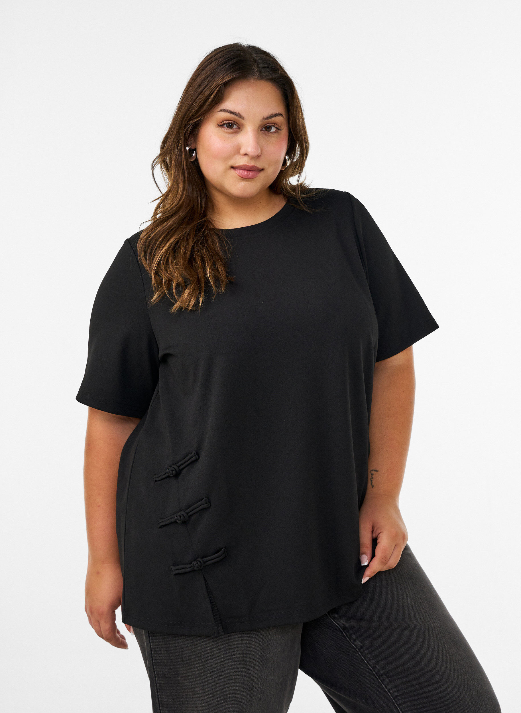 ZizziT-shirt avec fentes et fermetures par n&oelig;uds d&eacute;coratifs, Noir, Model image number 0
