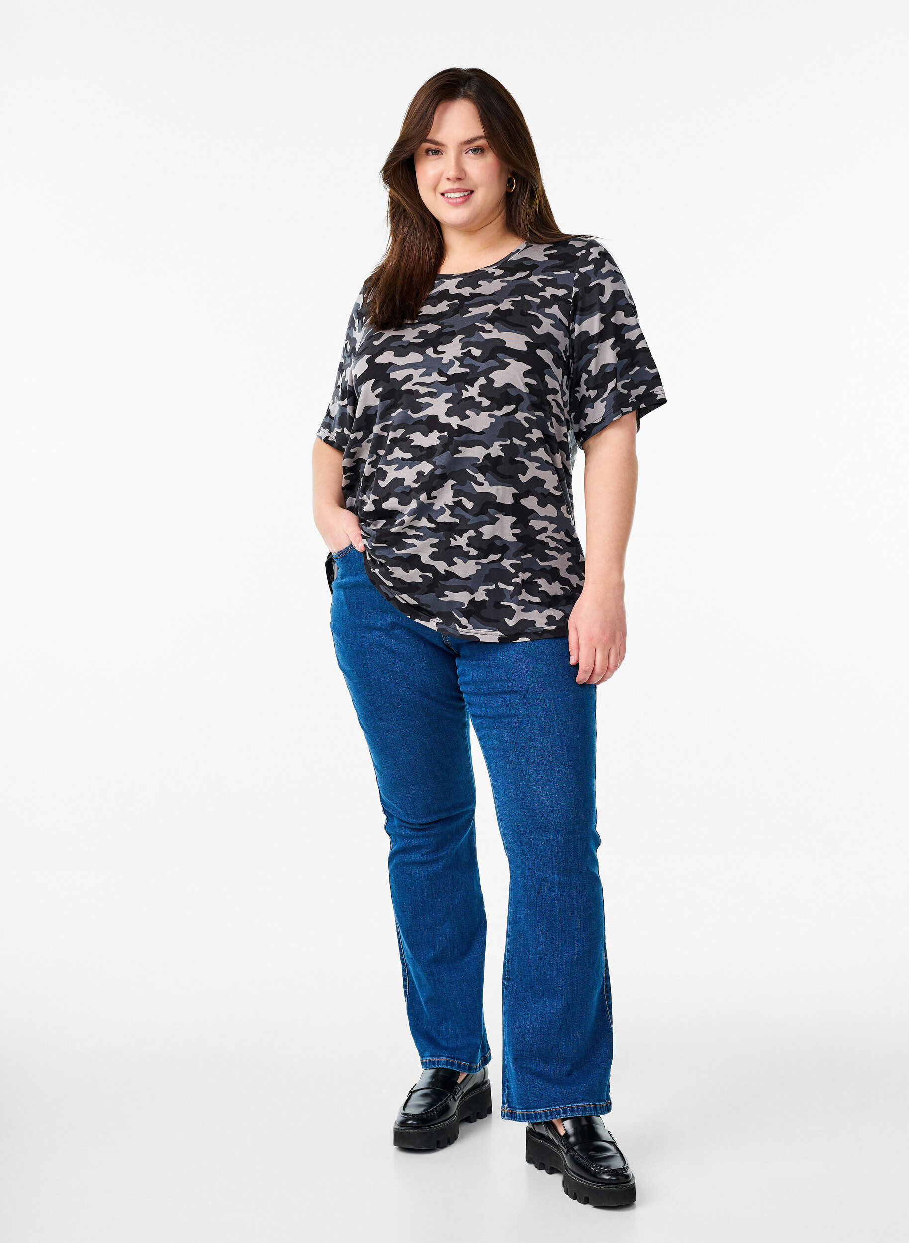 Zizzi T-shirt avec TENCEL&trade; Lyocell et impression camouflage, Gris, Model image number 1