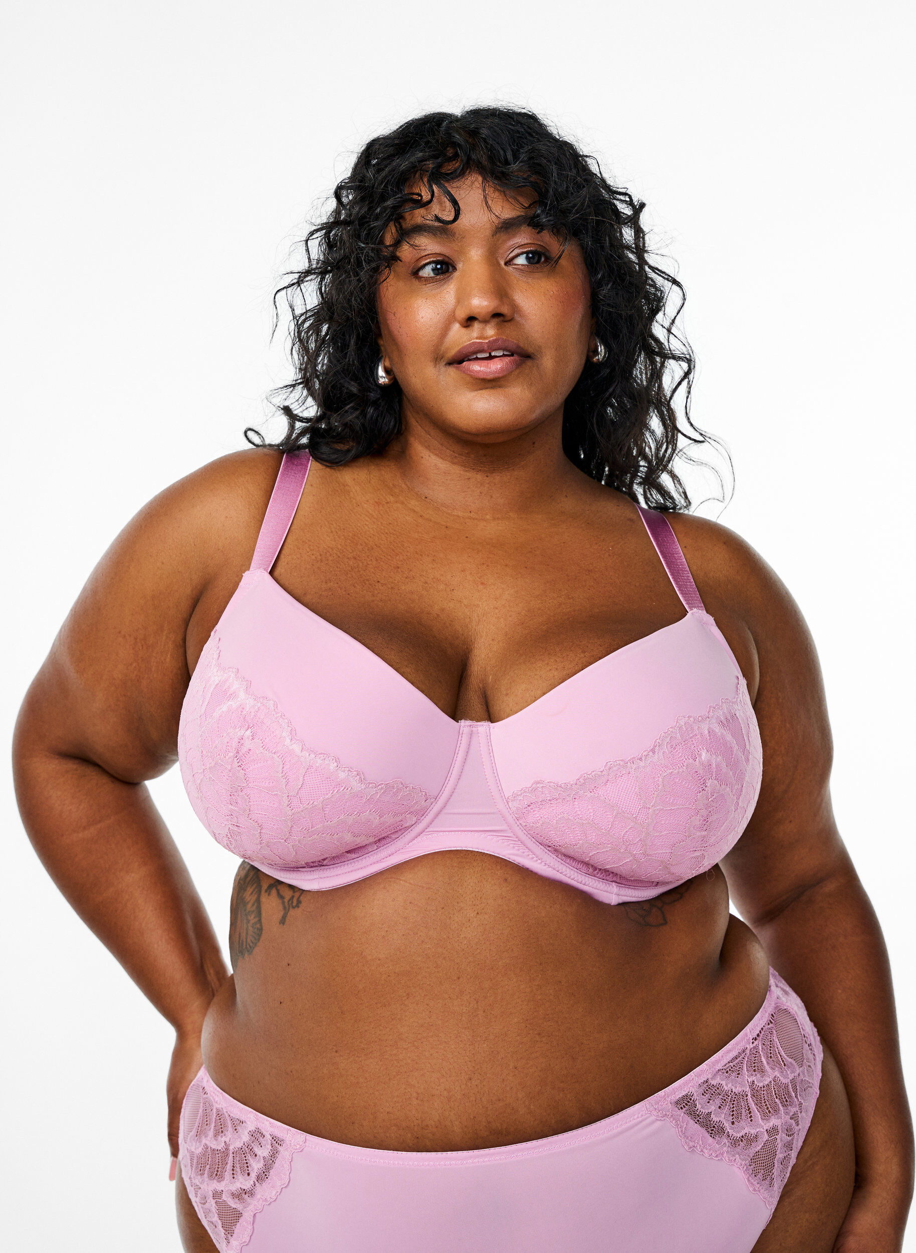 Soutien-gorge rembourr&eacute; avec armatures et dentelle, Mauve, Model