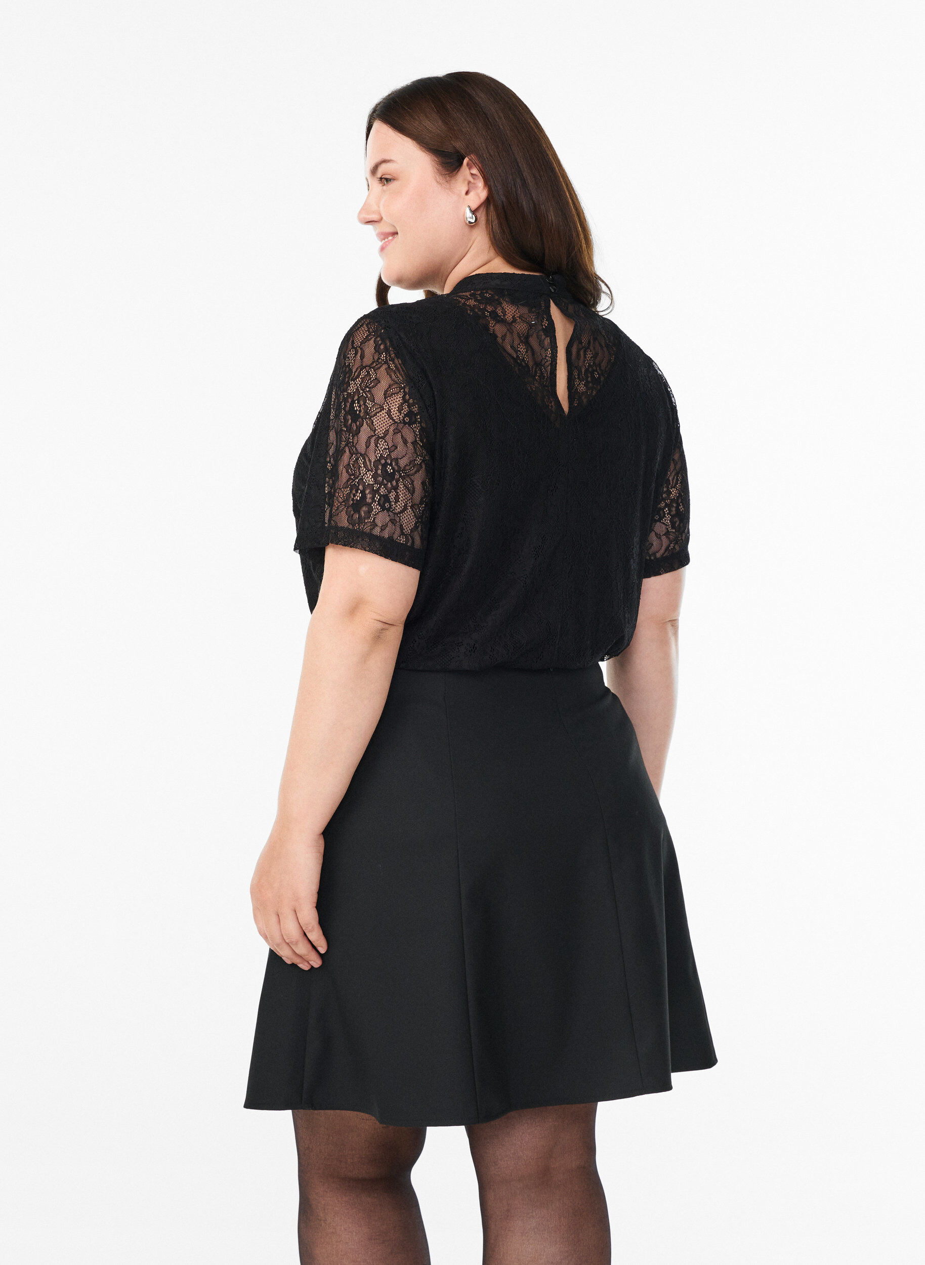Zizzi Blouse en dentelle &agrave; manches courtes avec d&eacute;tail torsad&eacute;, Noir, Model image number 2