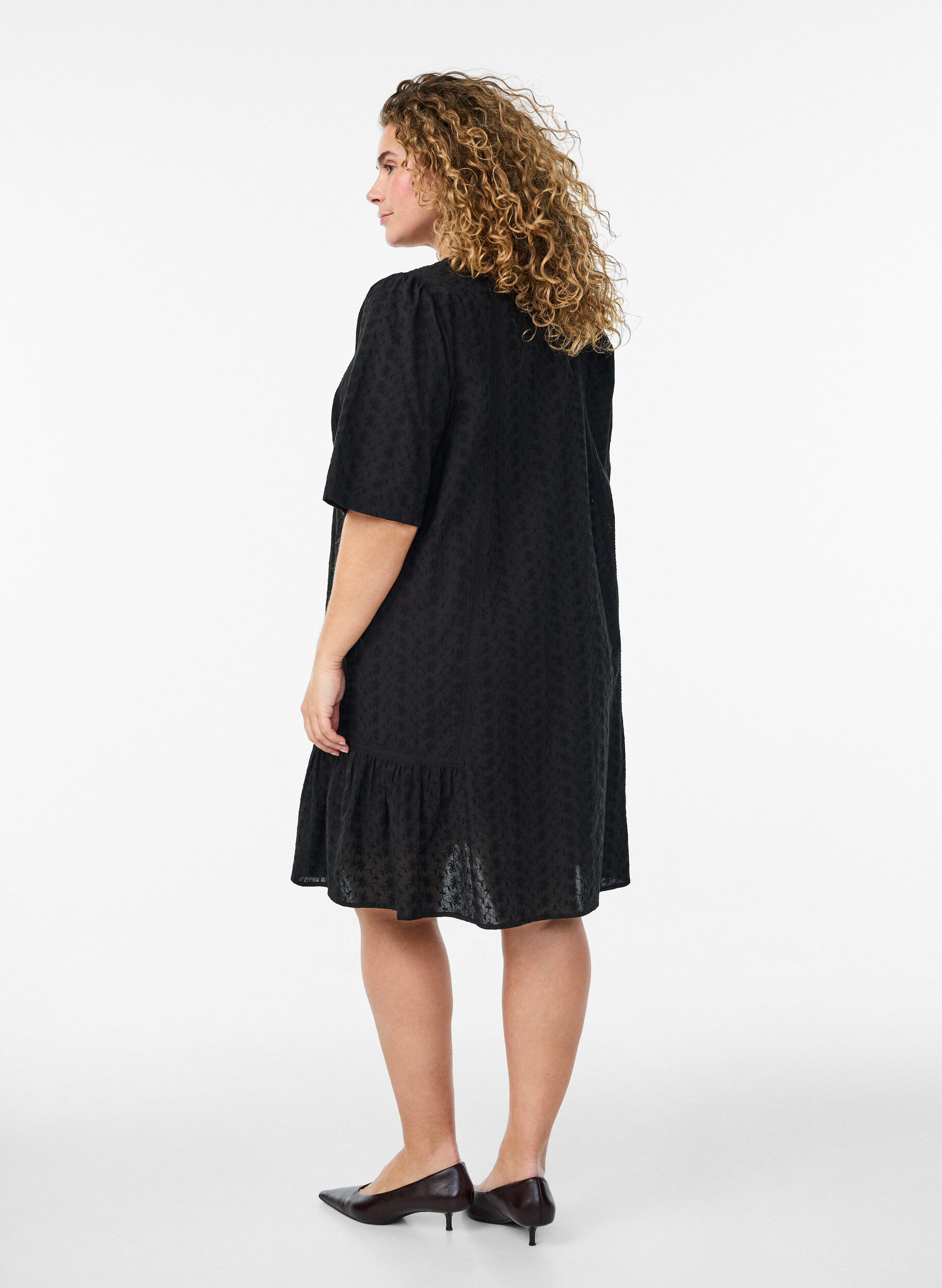 Zizzi Robe mi-longue en coton avec broderie et col en V, Noir, Model image number 2
