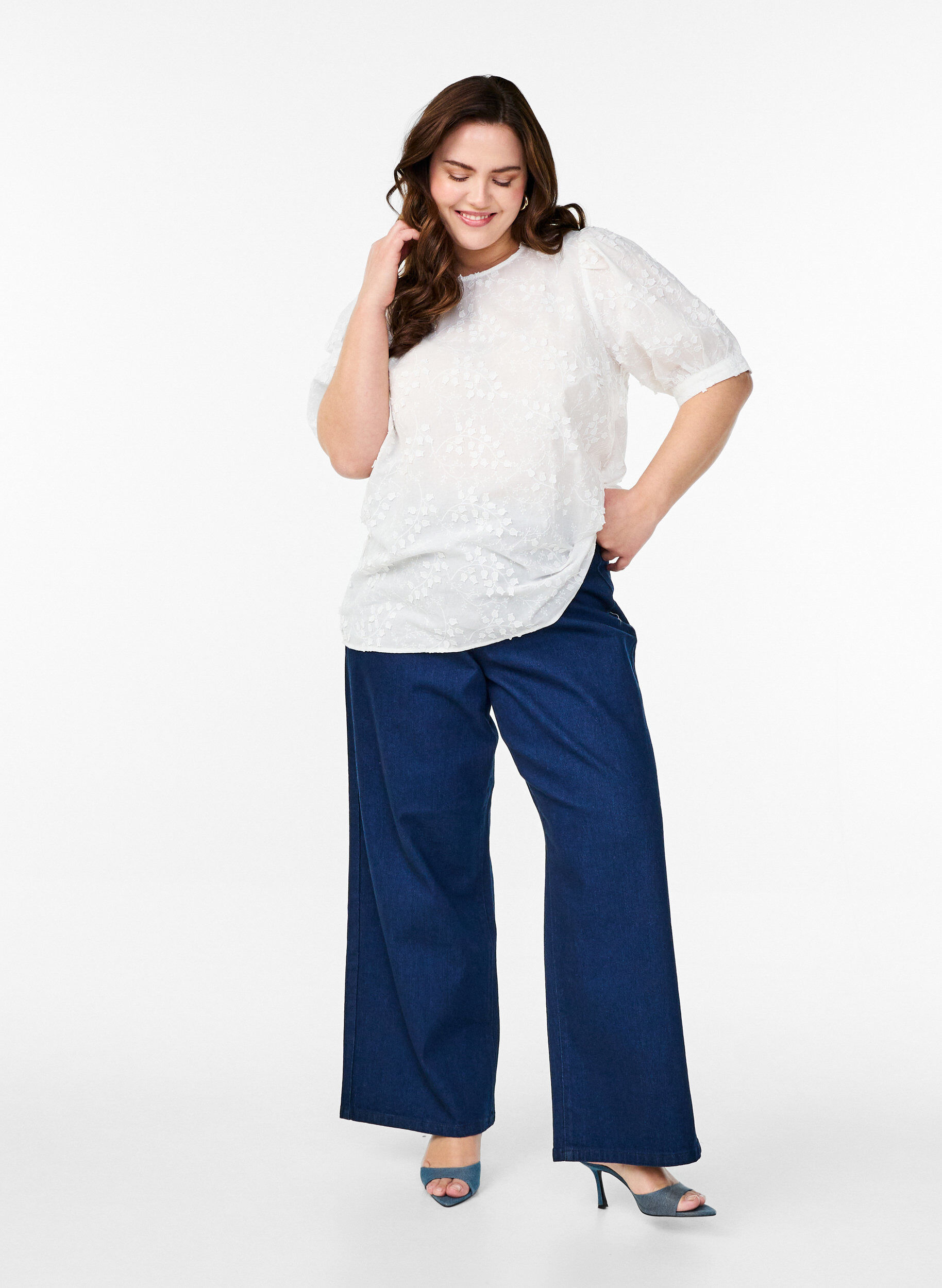 Zizzi Chemisier &agrave; manches courtes, &agrave; broderie et &agrave; col rond, Blanc, Model image number 1