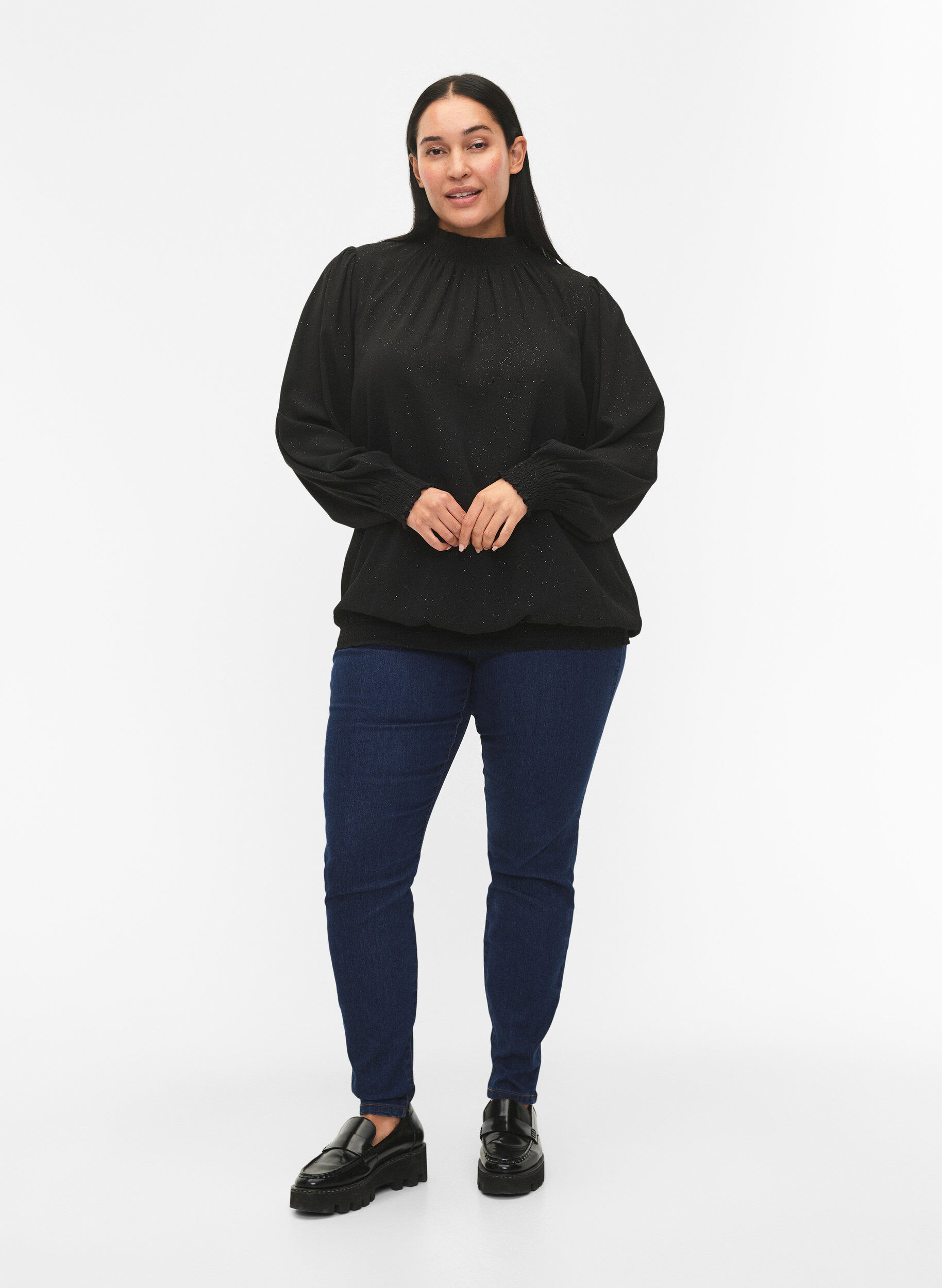 Zizzi FLASH - Blouse &agrave; manches longues scintillante avec smocks	, Black w. Silver, Model image number 2