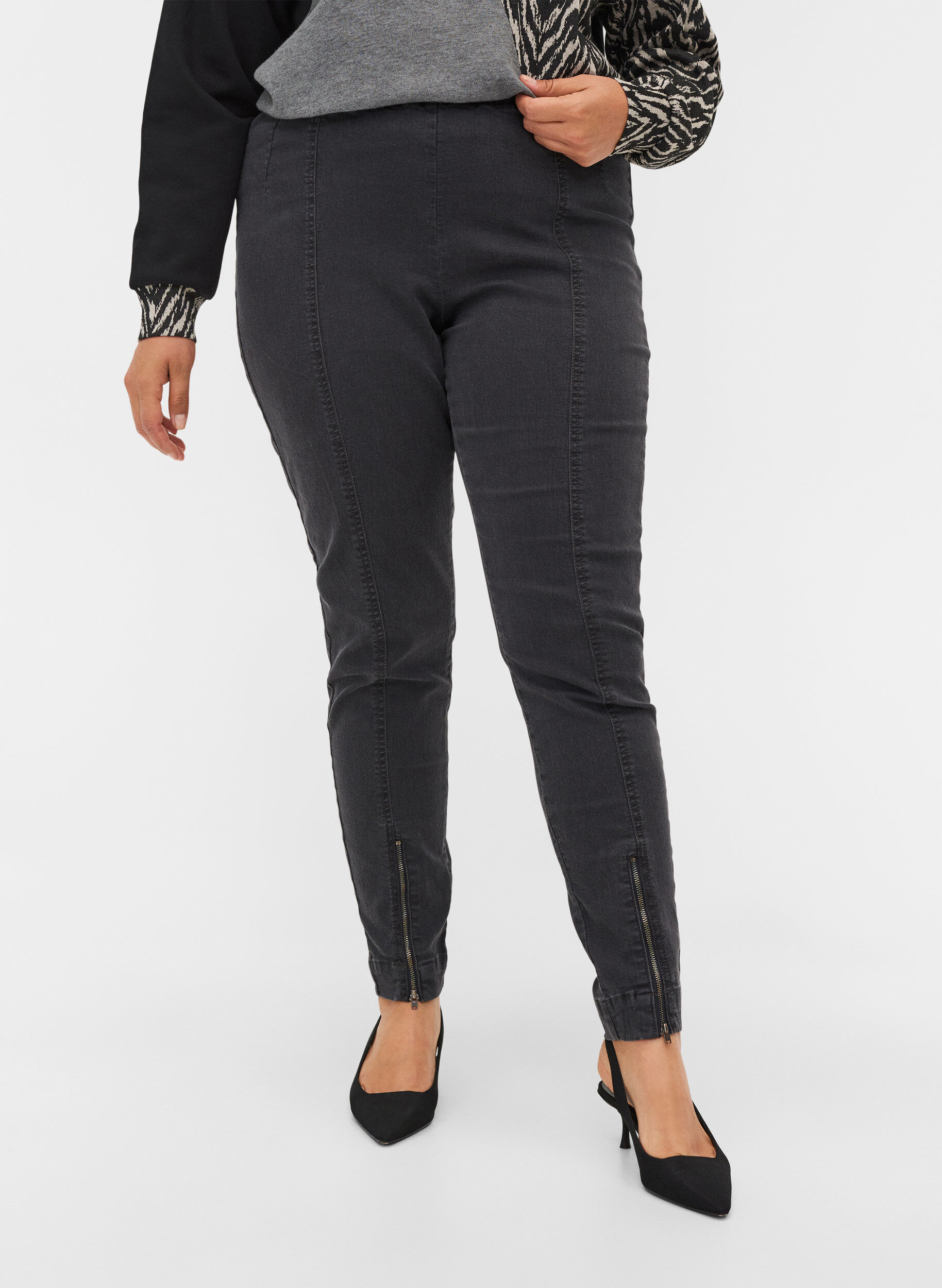 Zizzi Jegging avec d&eacute;tail de fermeture &eacute;clair , Grey Wash, Model image number 2