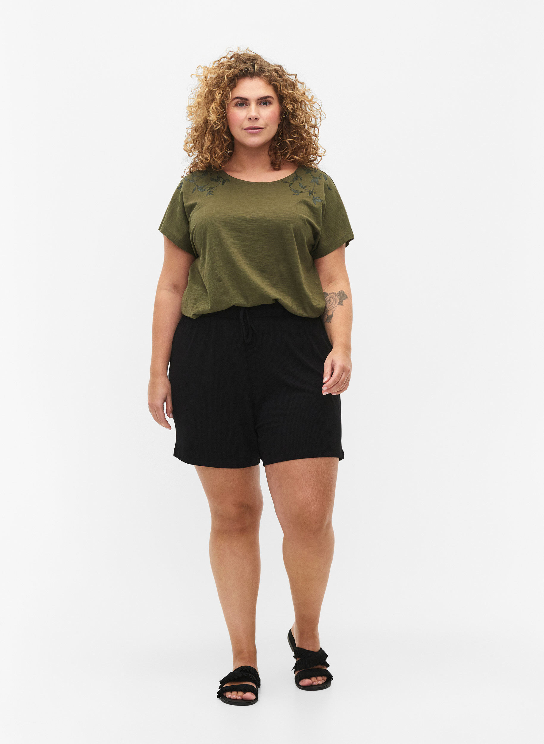Zizzi Short ample en viscose avec c&ocirc;tes, Black, Model image number 3