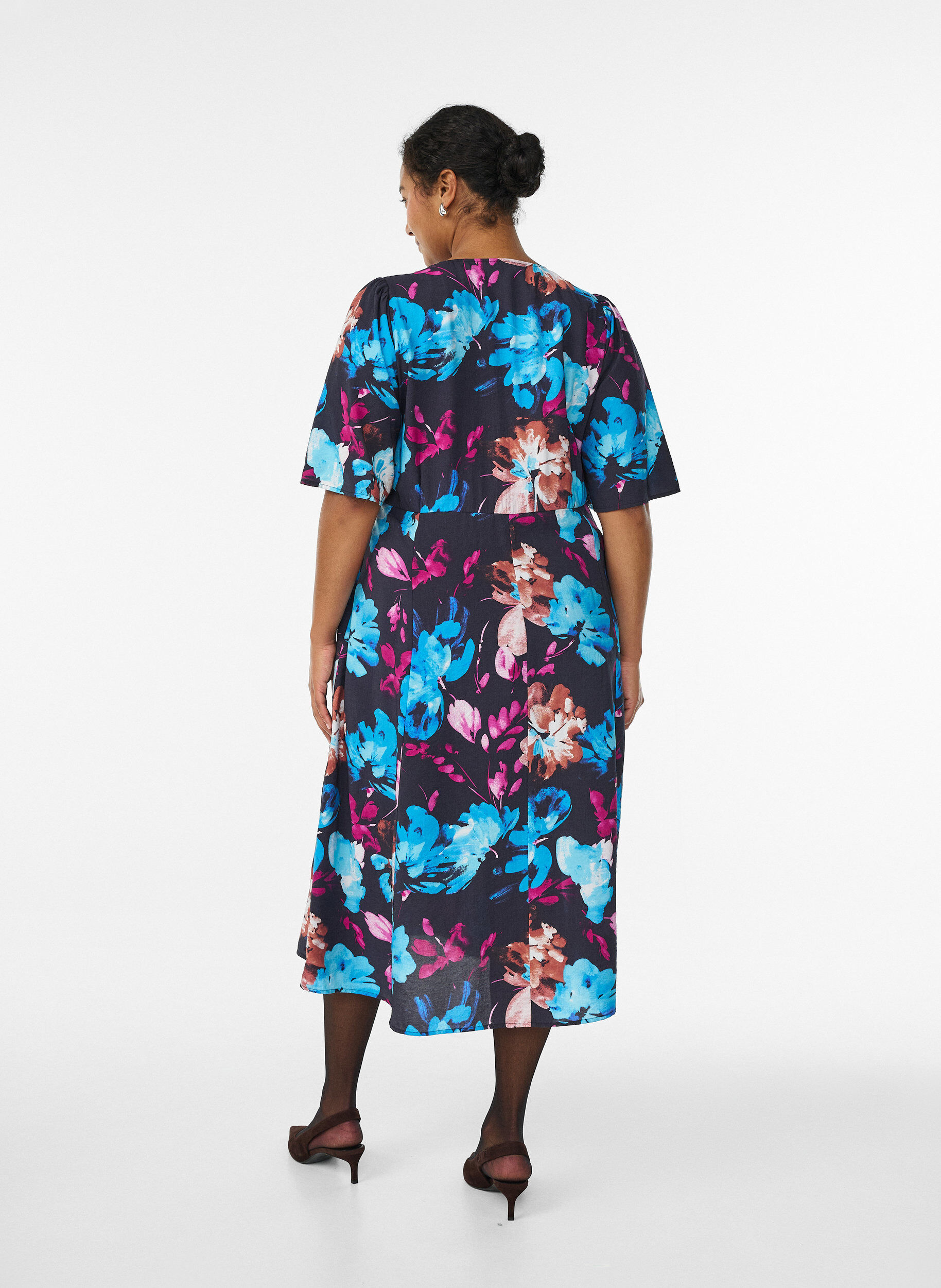Zizzi Robe midi &agrave; imprim&eacute; floral et taille empire, Noir, Model image number 1
