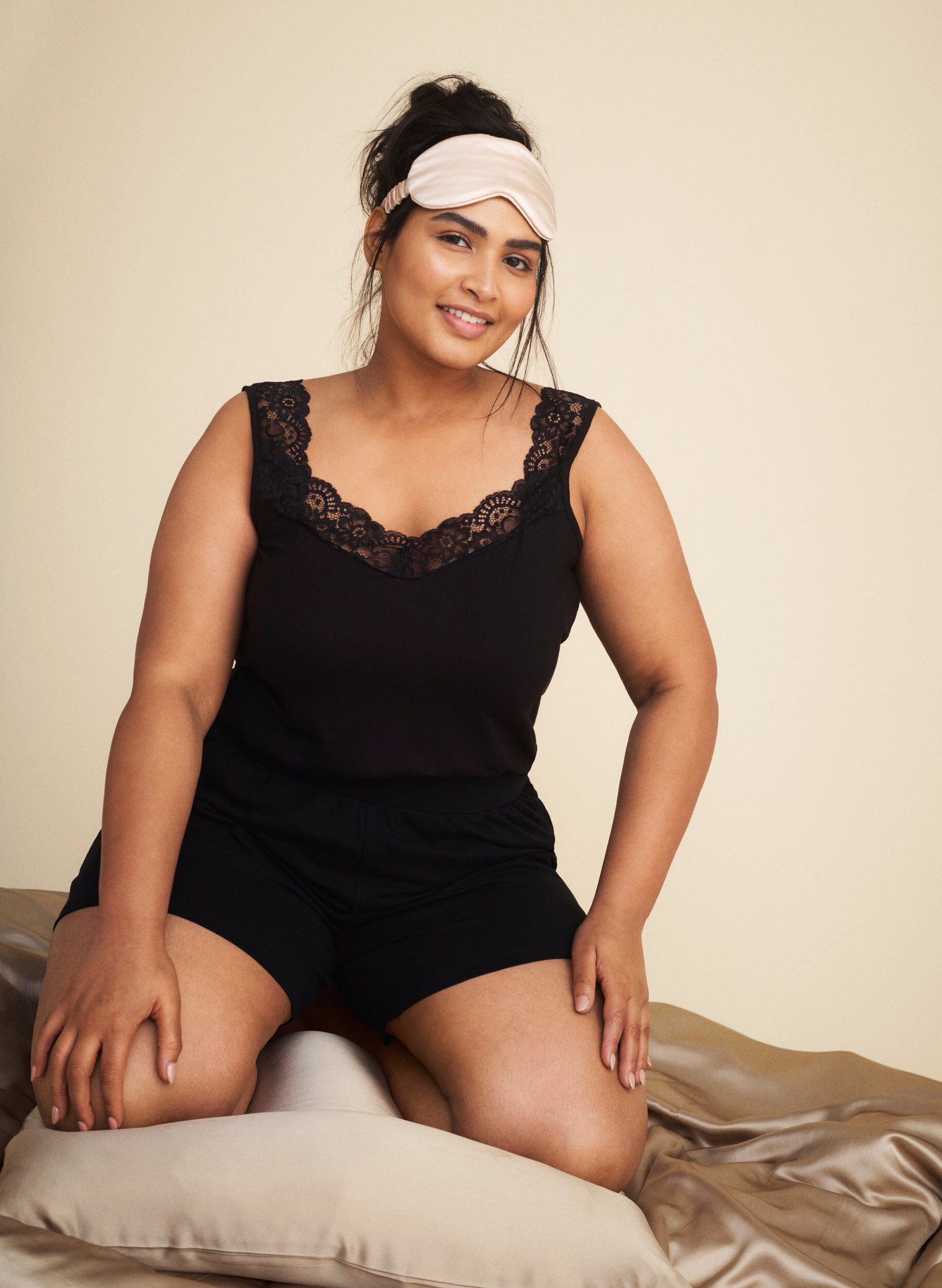 ZizziTop en viscose avec bord en dentelle, Noir, Image image number 0