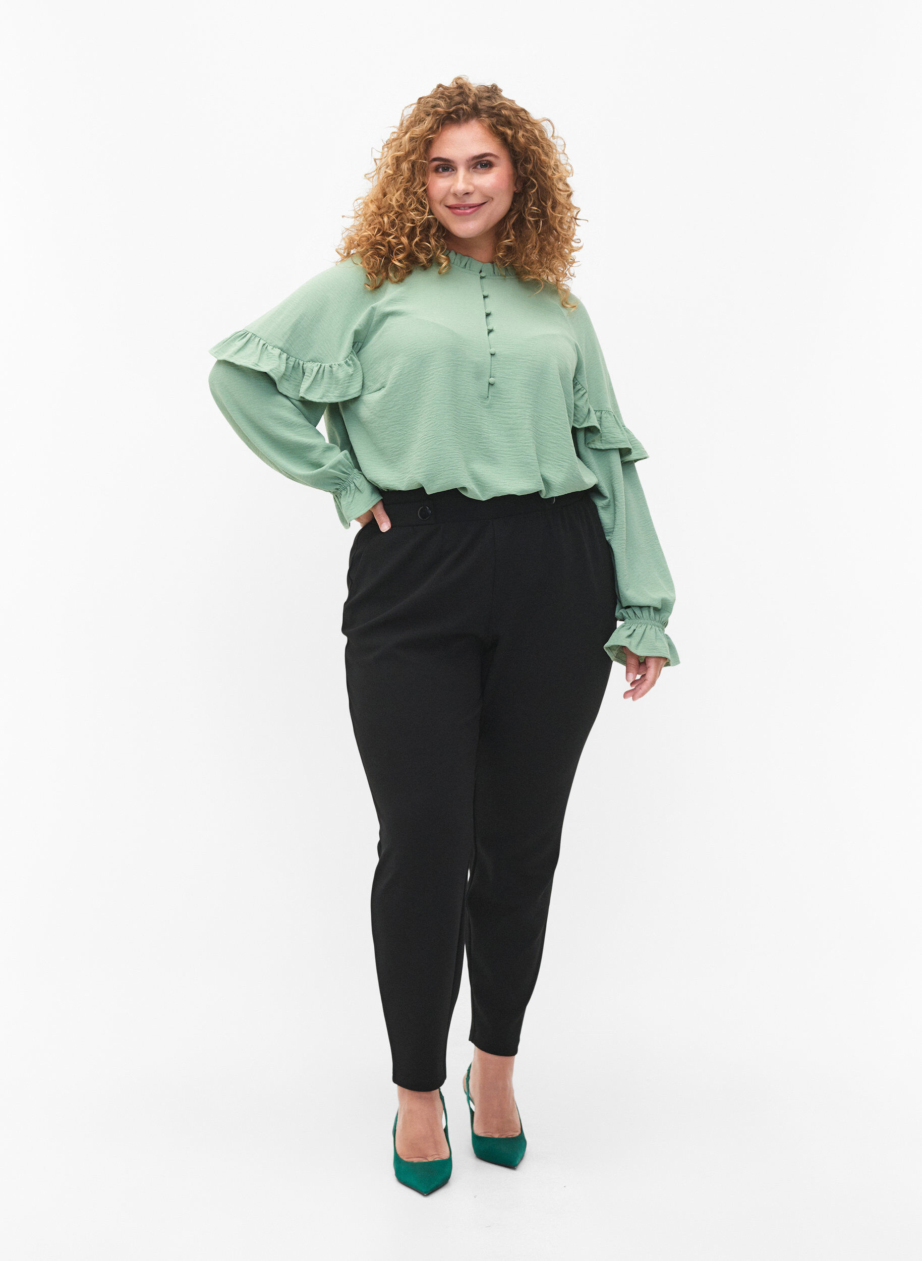 Zizzi Blouse avec volants et boutons, Green Bay, Model image number 2