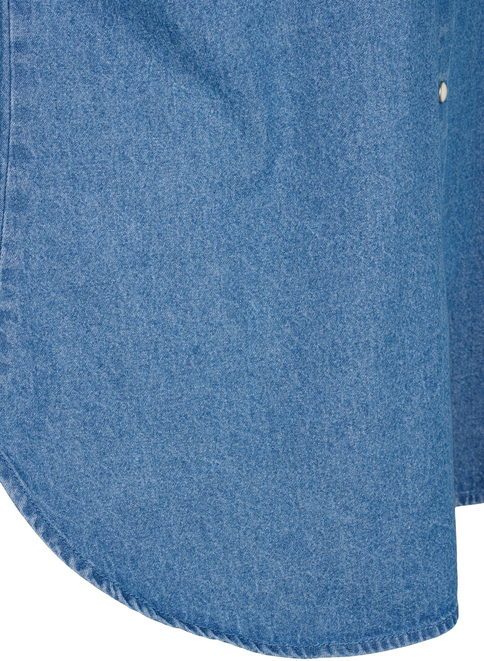 Zizzi Chemise en jean &agrave; manches longues avec poche poitrine, Light Blue Denim, Packshot image number 3