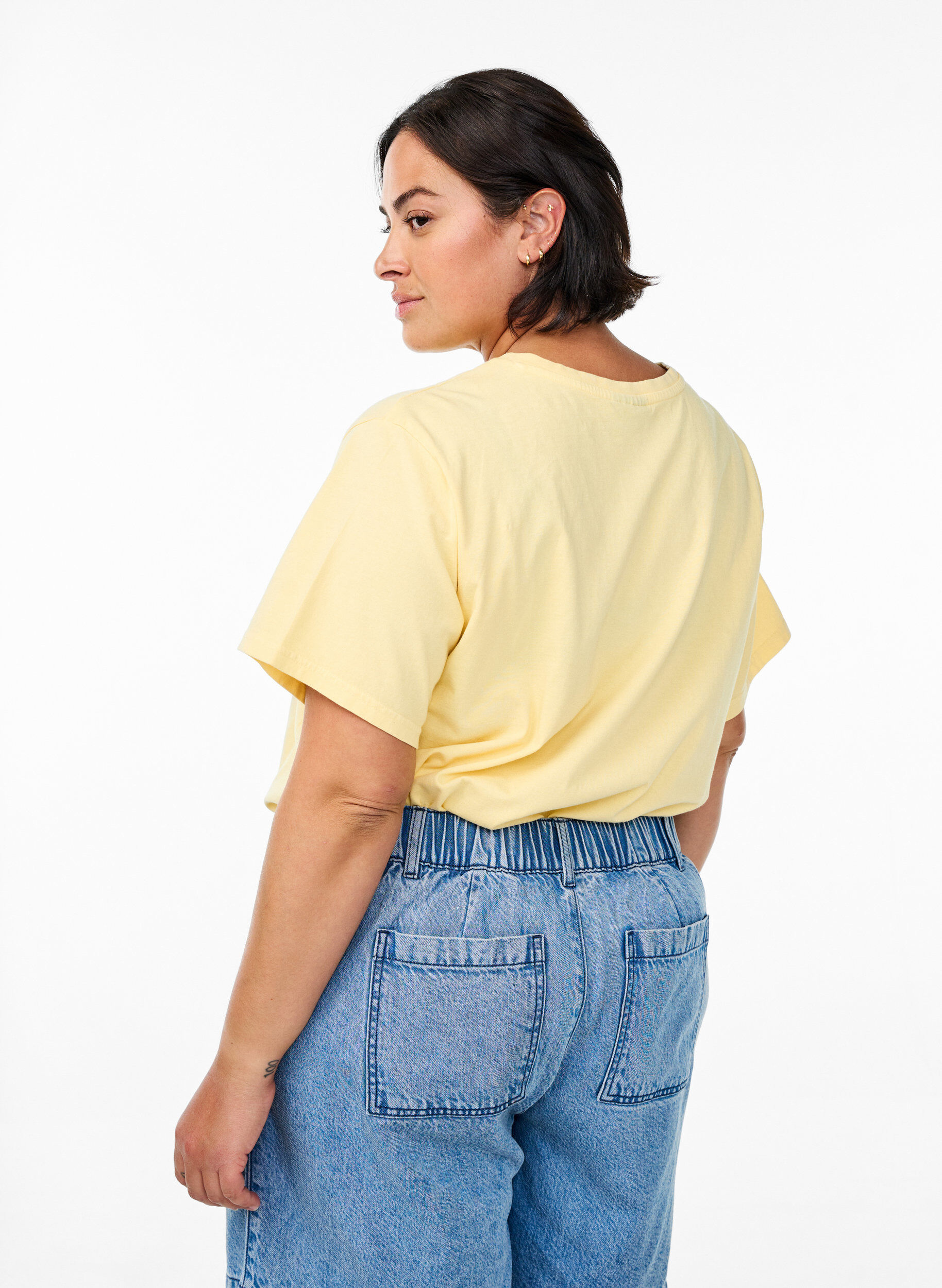 Zizzi T-shirt en coton biologique avec des strass et un motif de papillon, Beige, Model image number 2