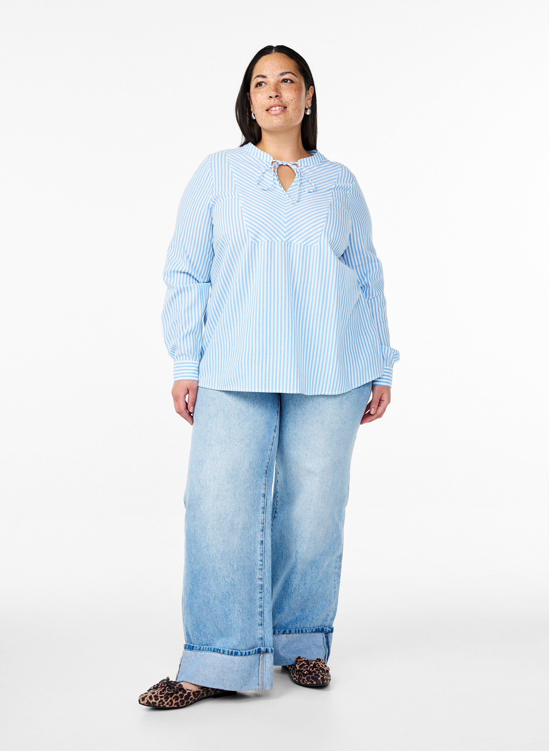 Zizzi Chemisier ray&eacute; avec d&eacute;tail cravate, Bleu Clair, Model image number 1