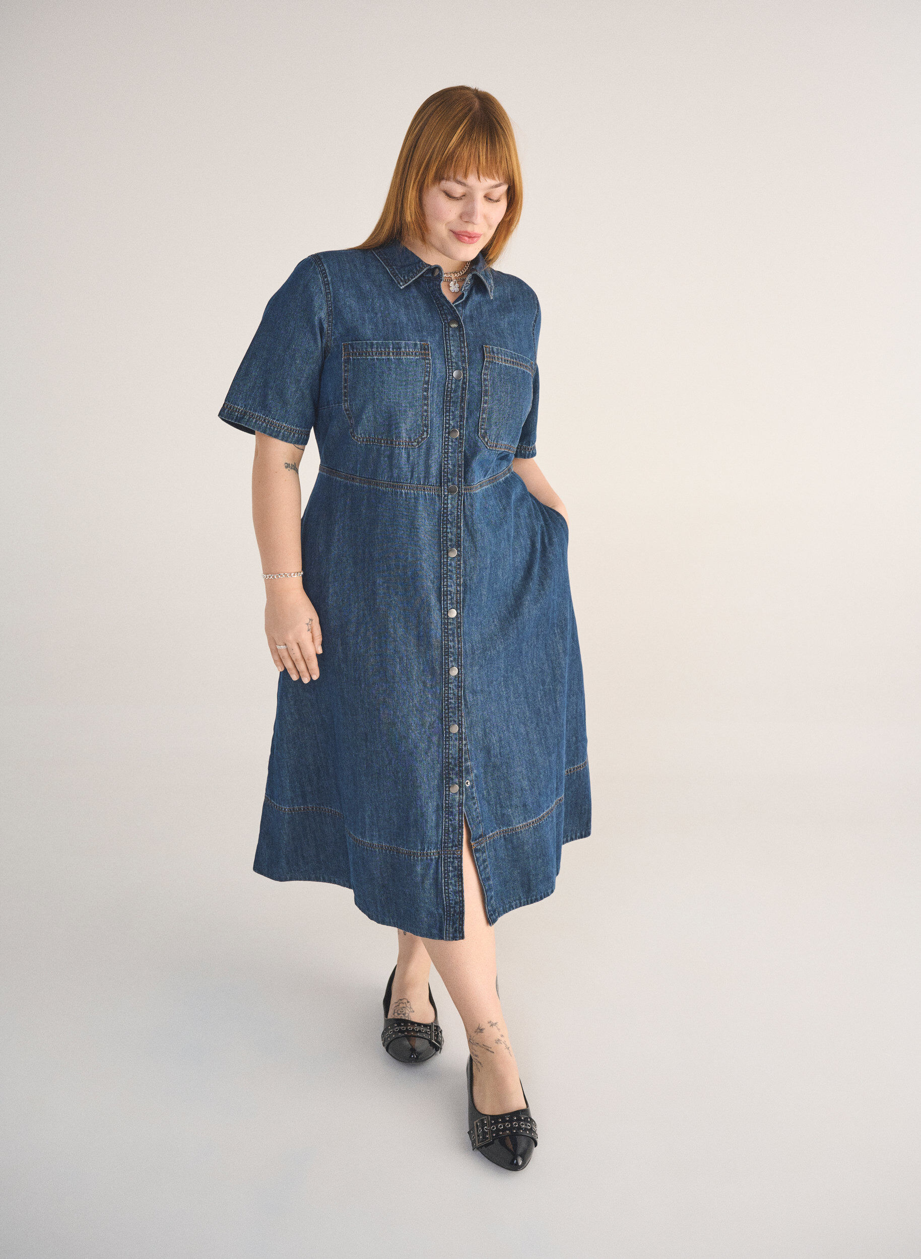 Zizzi Robe chemise en denim &agrave; manches courtes, Bleu, Image image number 0