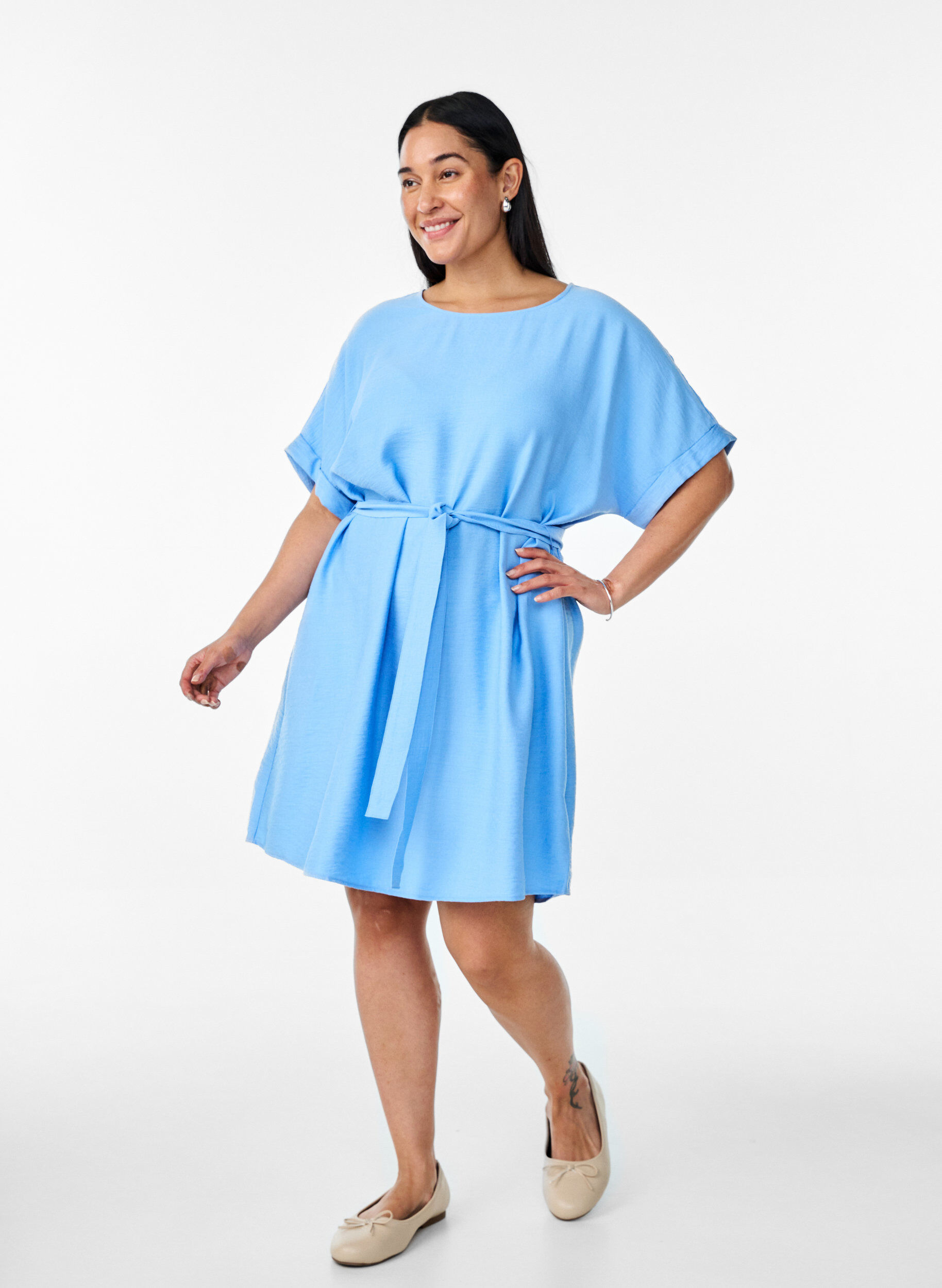 Zizzi Robe courte coupe ample avec ceinture &agrave; nouer, Bleu Clair, Model image number 1