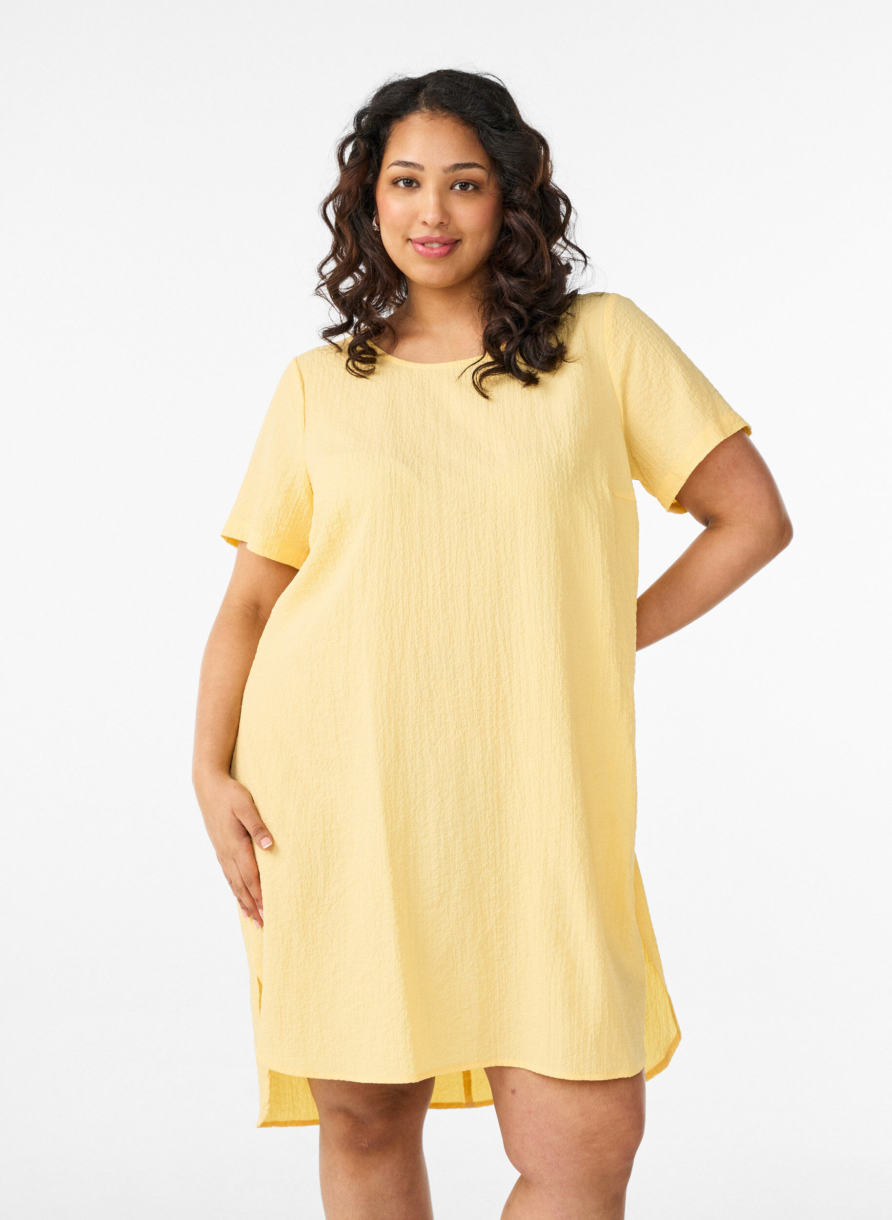 Robe courte avec texture froiss&eacute;e et manches courtes, Jaune clair, Model