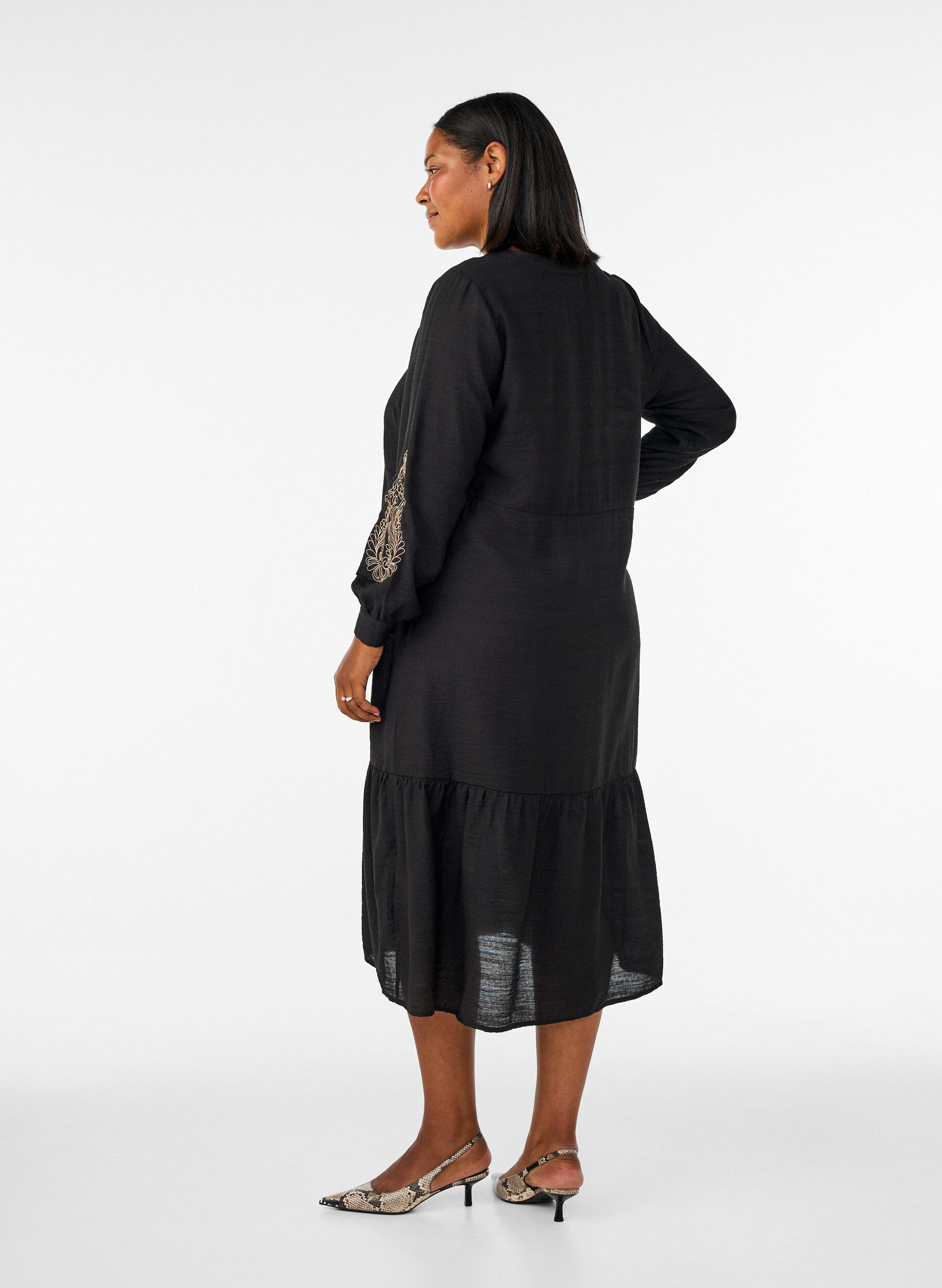 ZizziRobe en viscose avec broderies et volants &eacute;tag&eacute;s, Noir, Model image number 1