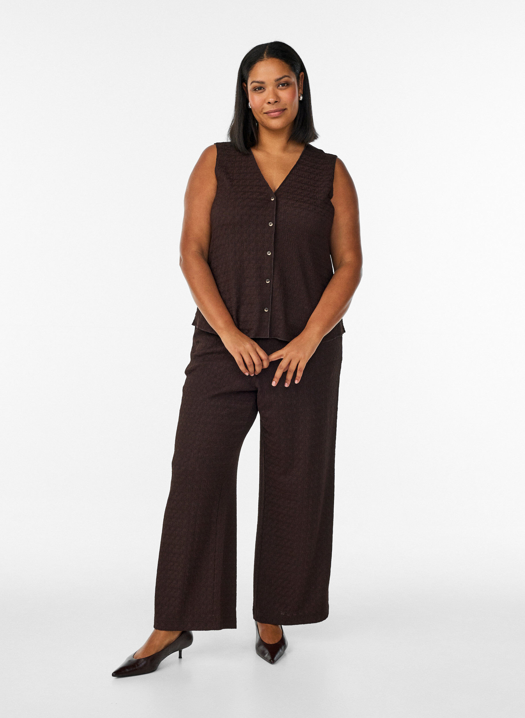 Zizzi Pantalon avec texture ondul&eacute;e, Marron, Model image number 1