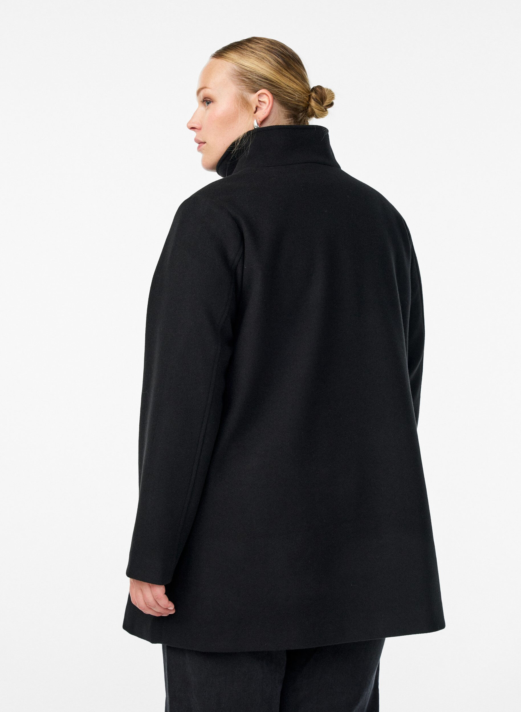 ZizziManteau court &agrave; la coupe &eacute;vas&eacute;e, Noir, Model image number 2